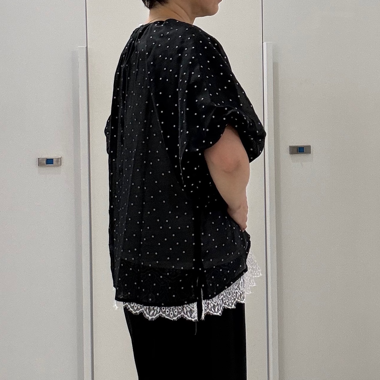 hIさんの「COUP DE CHANCE｜【手洗い可／日本製／接触冷感】裾レースカットソー」を使ったコーディネート