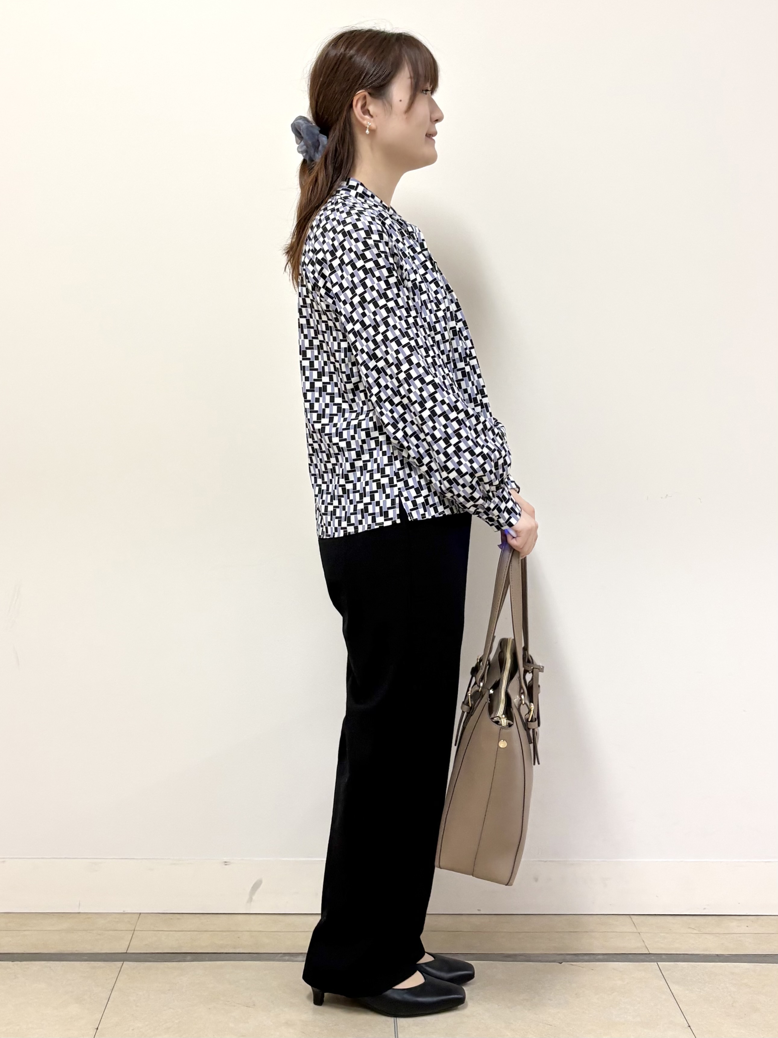 mikiさんの「Reflect｜【SS-4Lサイズ／セットアップ】幾何柄プリント ボウタイデザインブラウス」を使ったコーディネート