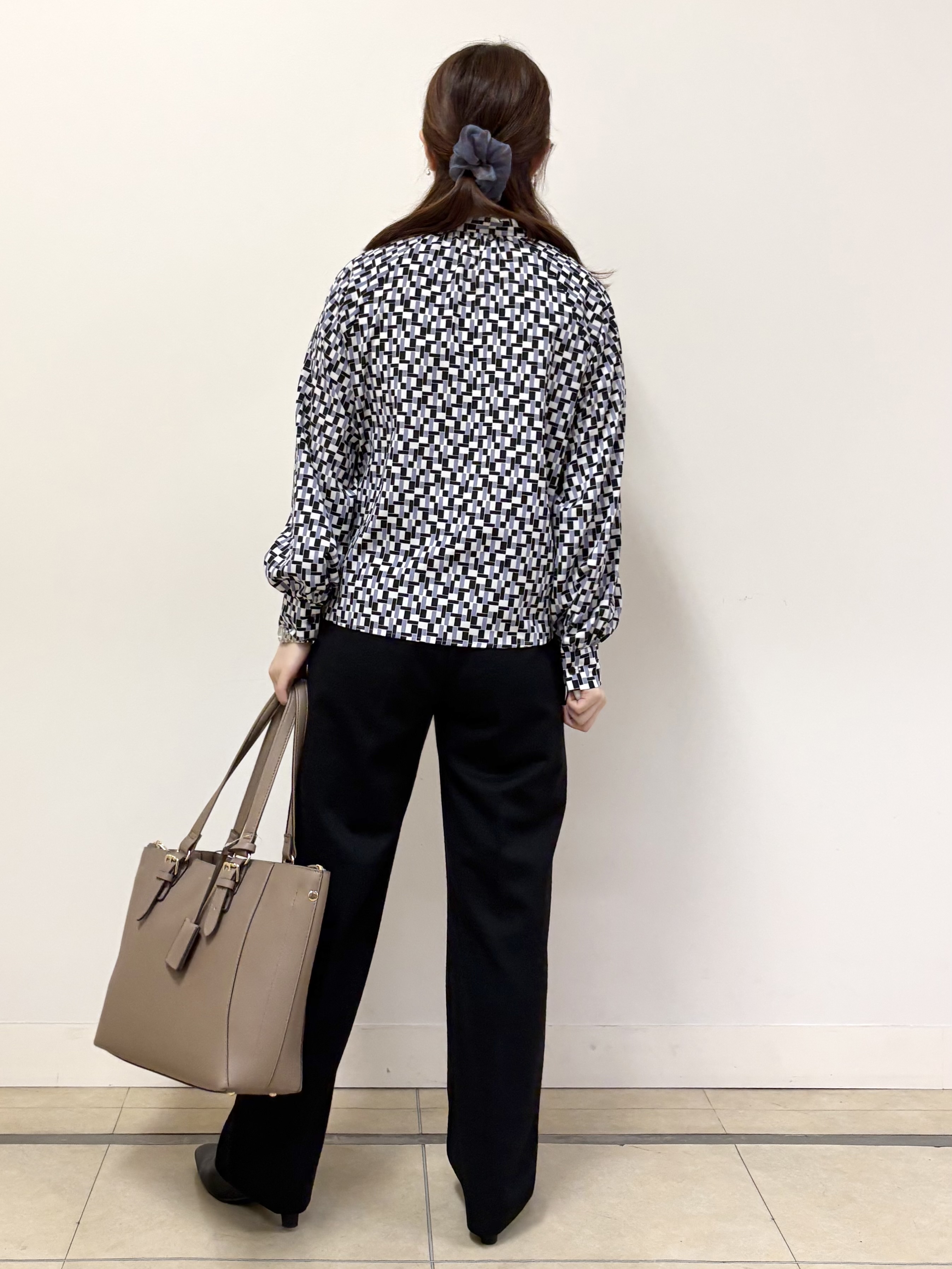 mikiさんの「Reflect｜【SS-4Lサイズ／セットアップ】幾何柄プリント ボウタイデザインブラウス」を使ったコーディネート
