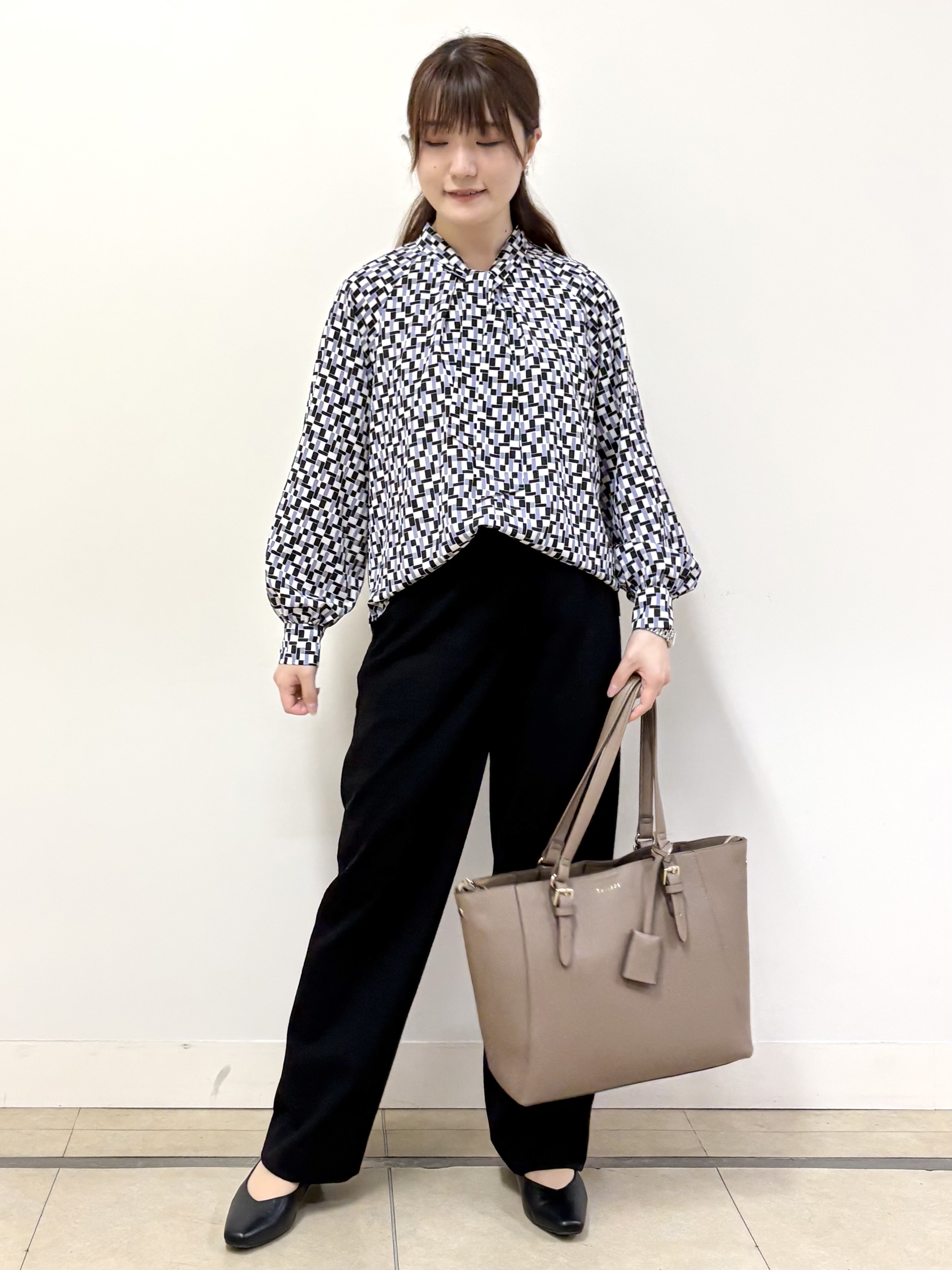 mikiさんの「Reflect｜【SS-4Lサイズ／セットアップ】幾何柄プリント ボウタイデザインブラウス」を使ったコーディネート