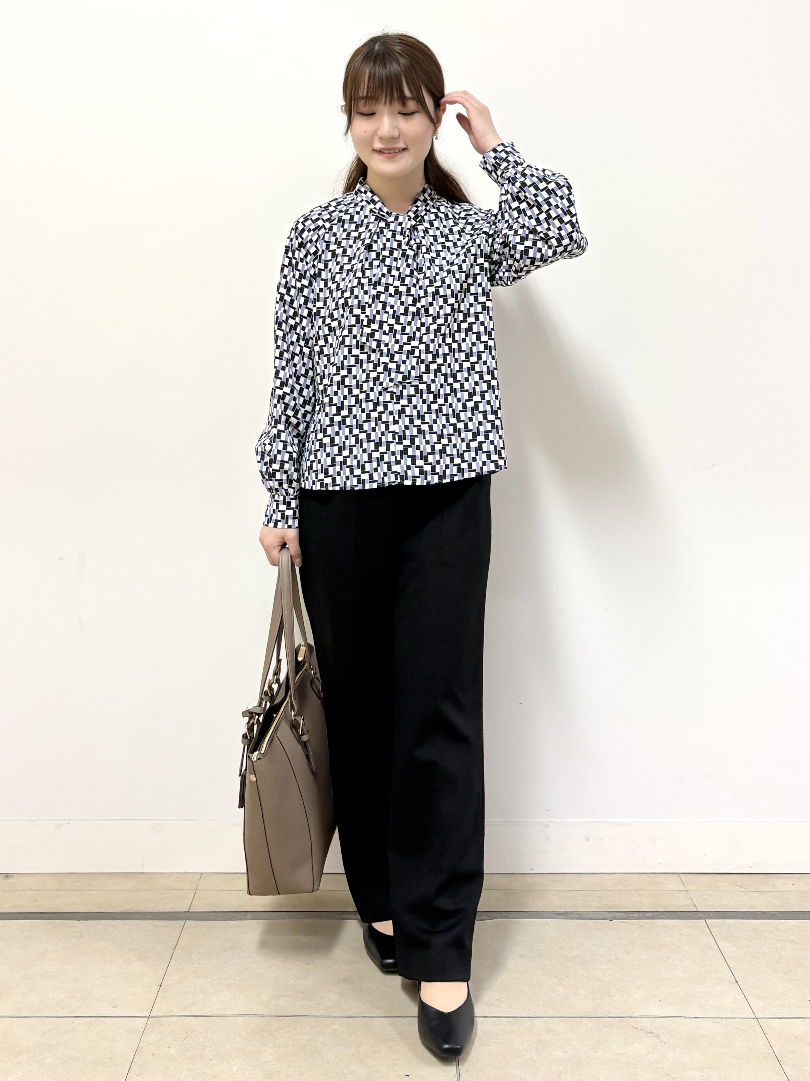 mikiさんの「Reflect｜【SS-4Lサイズ／セットアップ】幾何柄プリント ボウタイデザインブラウス」を使ったコーディネート