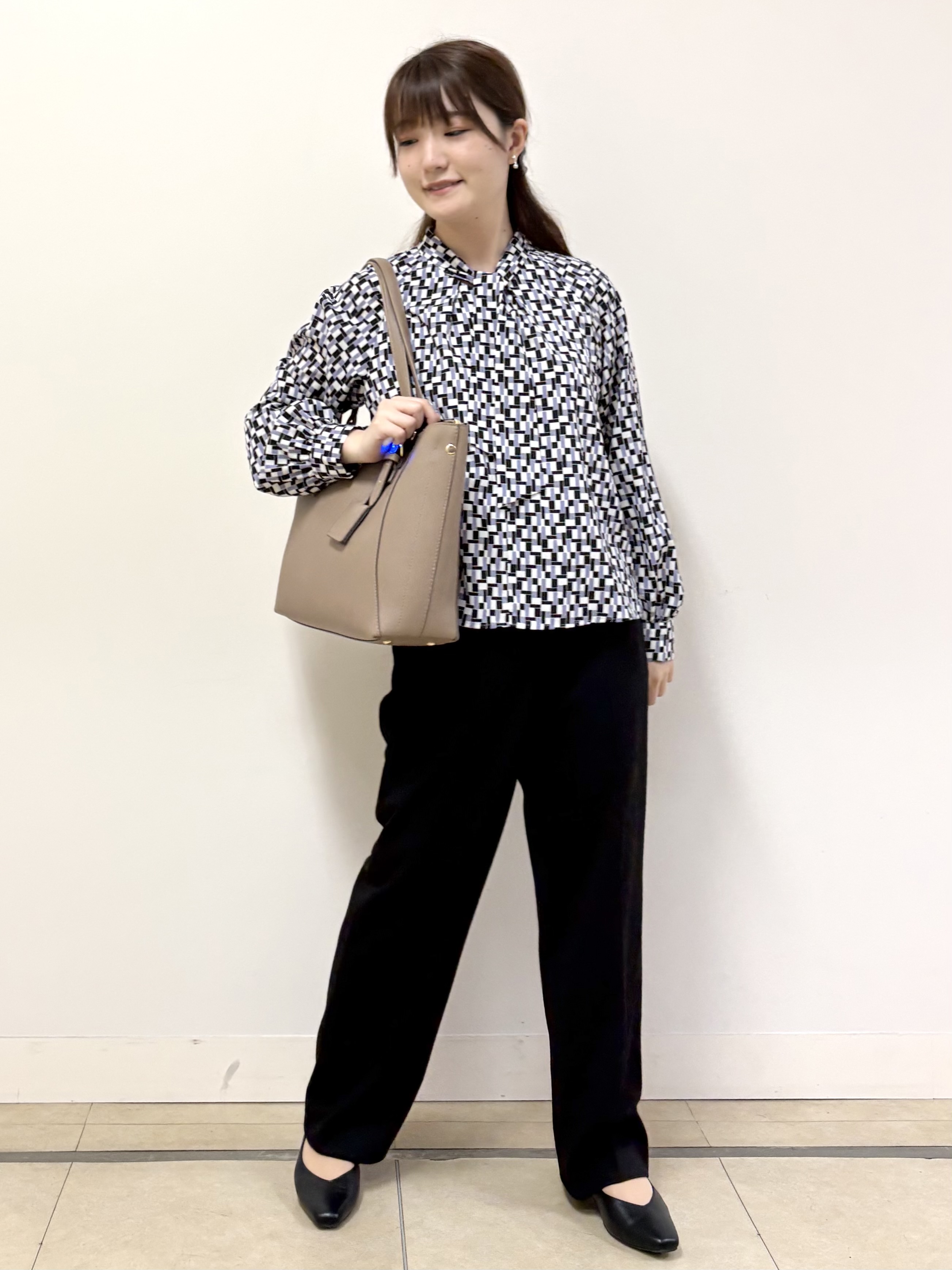 mikiさんの「Reflect｜【SS-4Lサイズ／セットアップ】幾何柄プリント ボウタイデザインブラウス」を使ったコーディネート