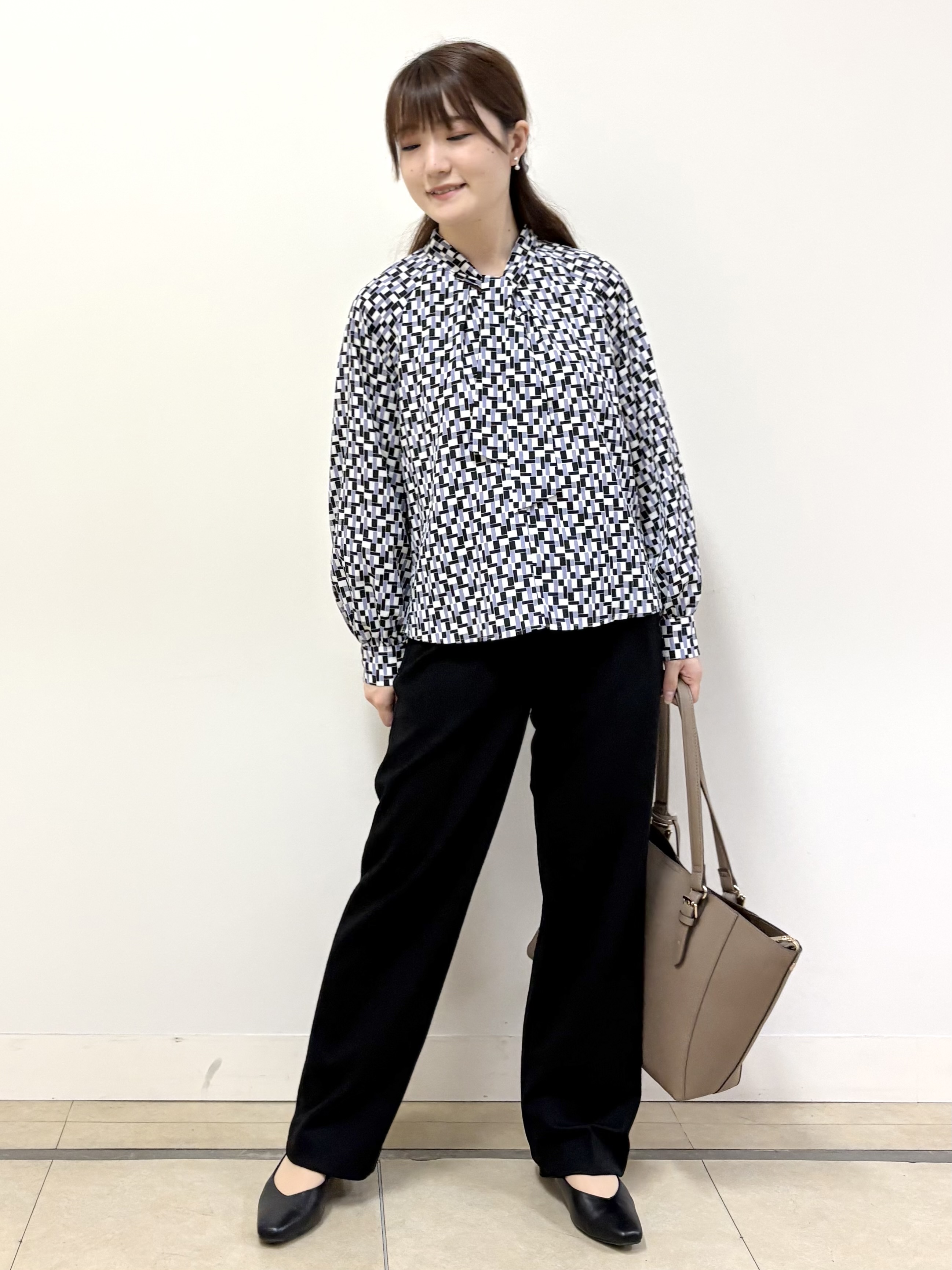 mikiさんの「Reflect｜【SS-4Lサイズ／セットアップ】幾何柄プリント ボウタイデザインブラウス」を使ったコーディネート