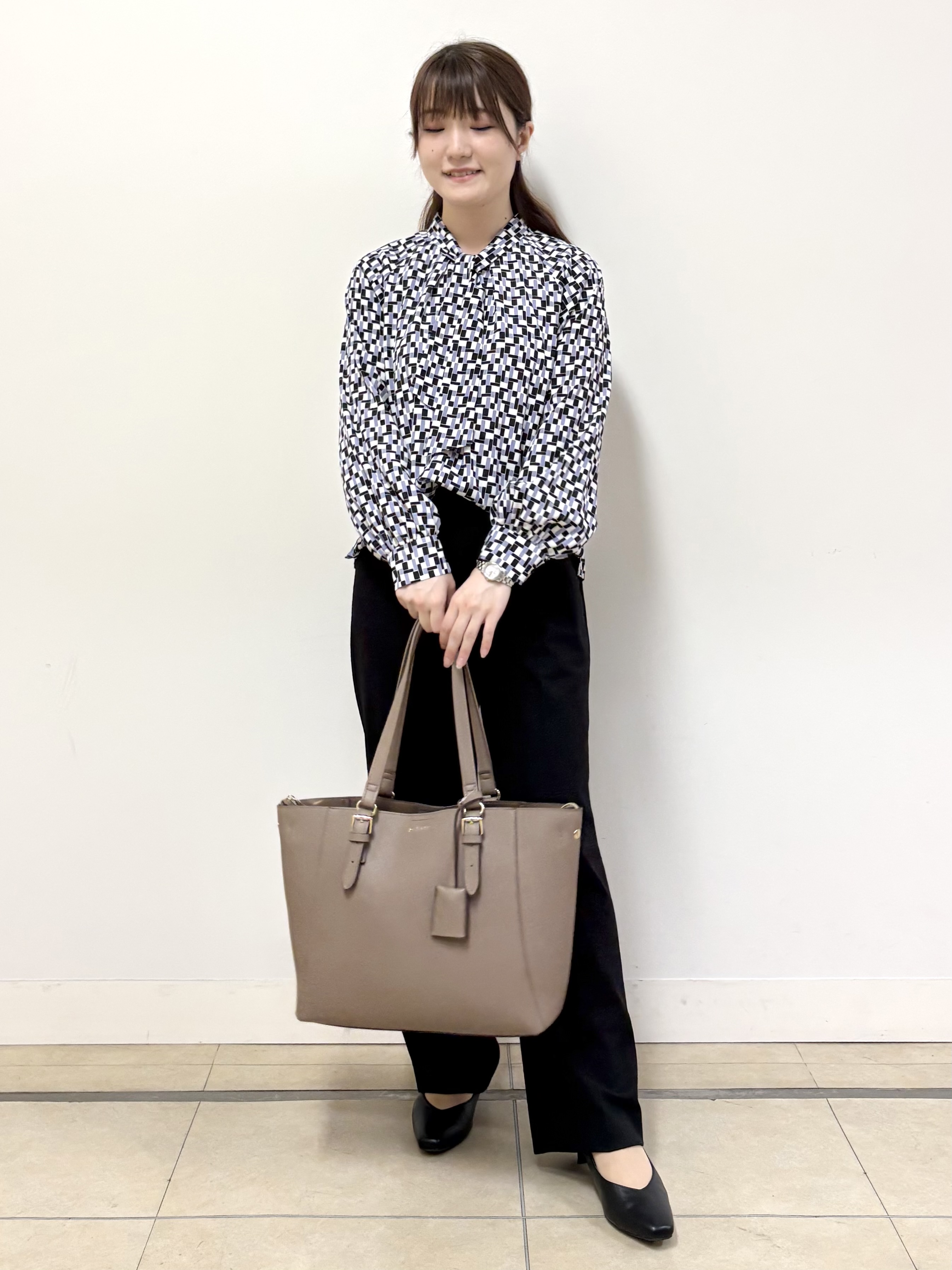 mikiさんの「Reflect｜【SS-4Lサイズ／セットアップ】幾何柄プリント ボウタイデザインブラウス」を使ったコーディネート