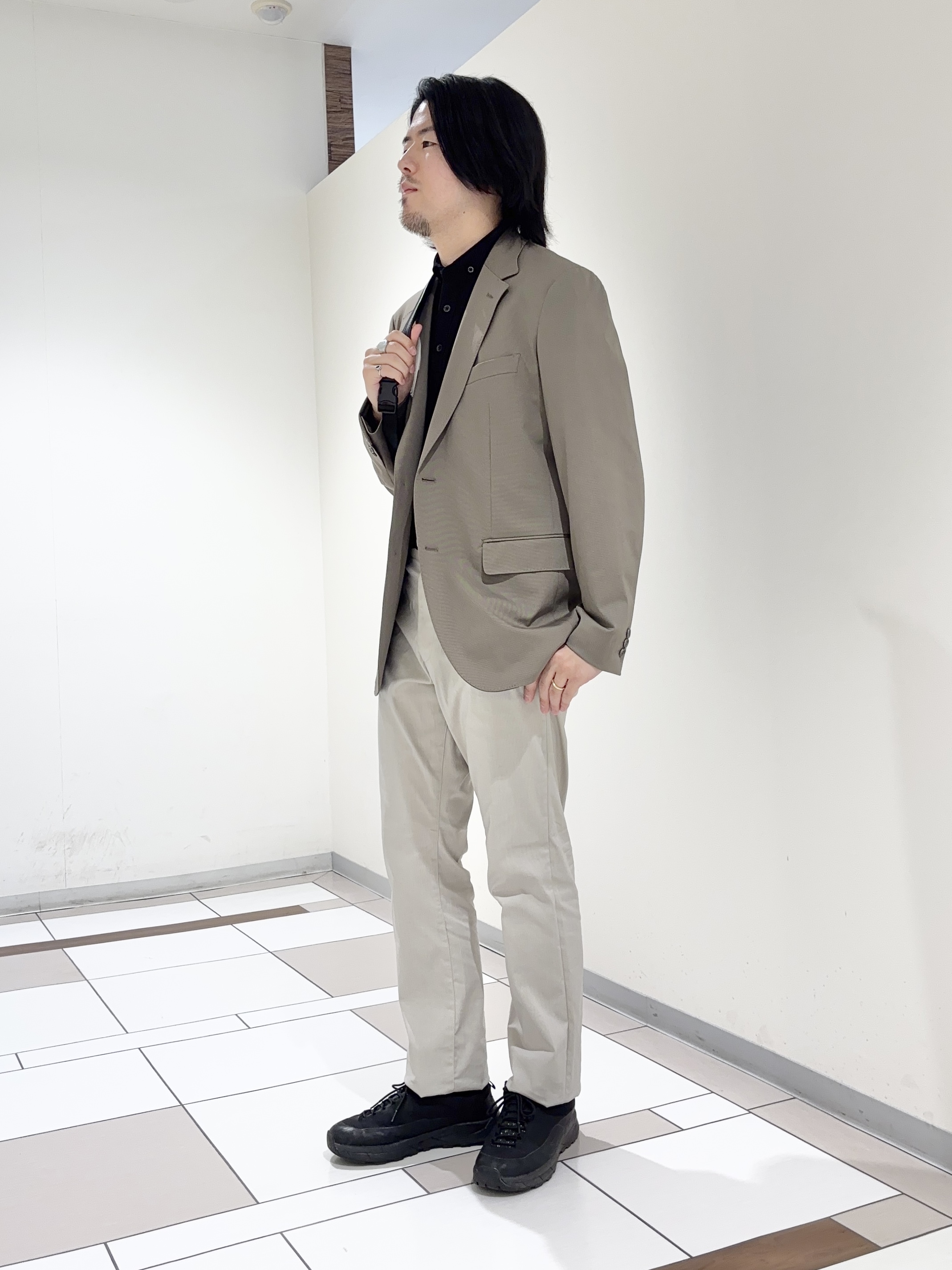 及川さんの「TAKEO KIKUCHI｜【360&deg;ストレッチ／軽量】None Of Stress ライト ジャケット（セットアップ対応）」を使ったコーディネート