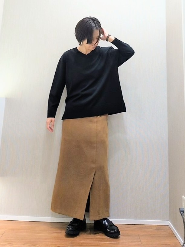 ミズタさんの「UNTITLED｜【顔周りすっきり/体型カバー】ドライタッチVネックニットプルオーバー」を使ったコーディネート