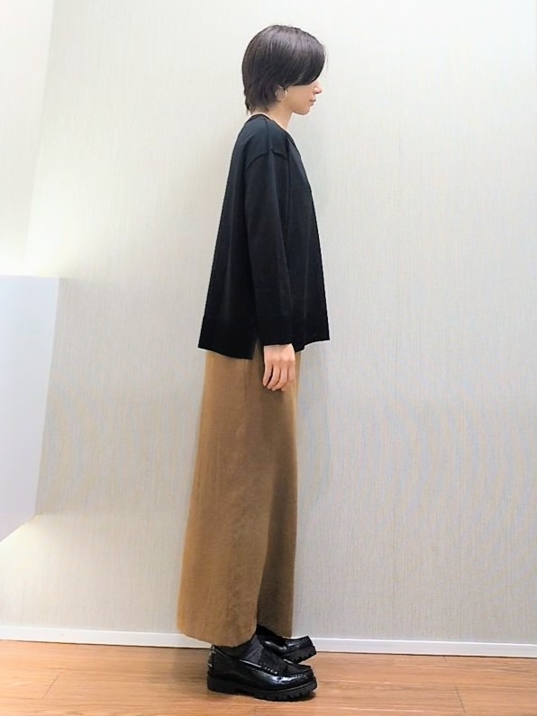 ミズタさんの「UNTITLED｜【顔周りすっきり/体型カバー】ドライタッチVネックニットプルオーバー」を使ったコーディネート