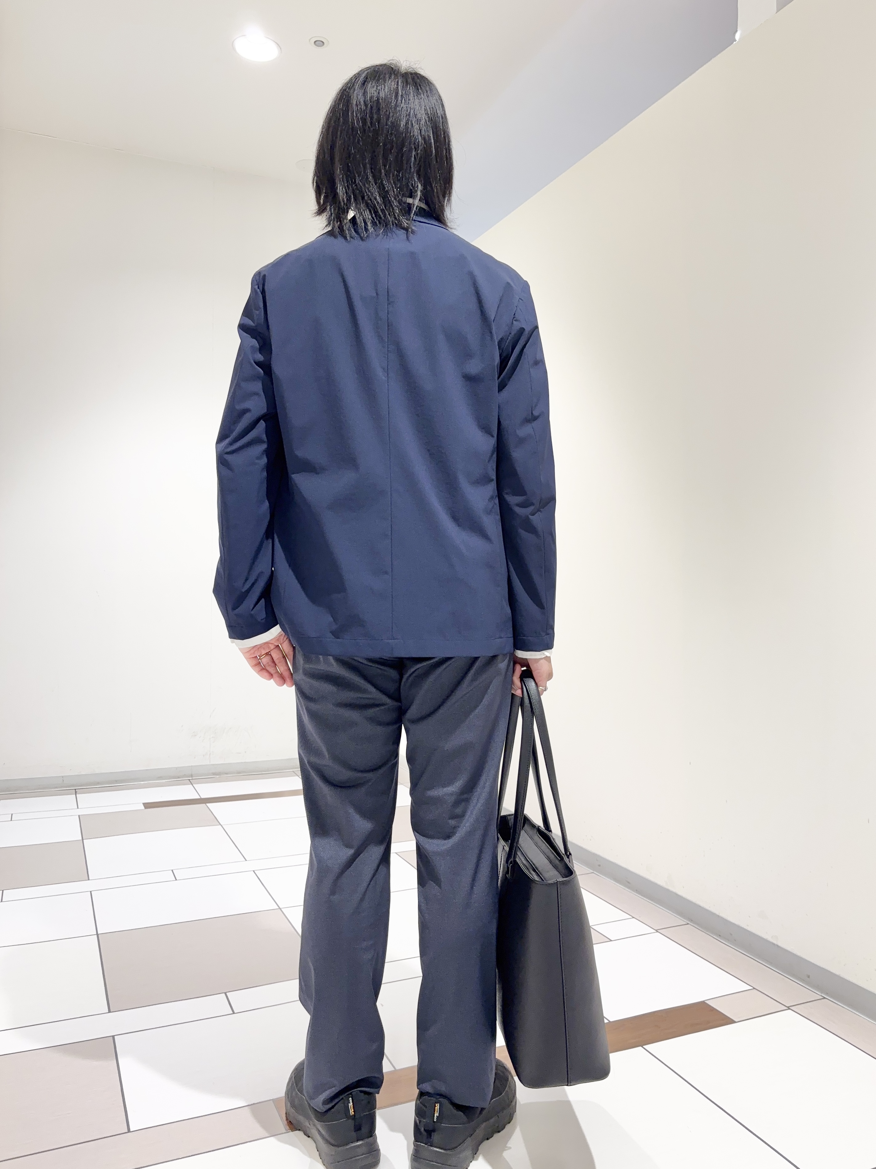 及川さんの「TAKEO KIKUCHI｜3Dナイロンストレッチ ジャケット」を使ったコーディネート