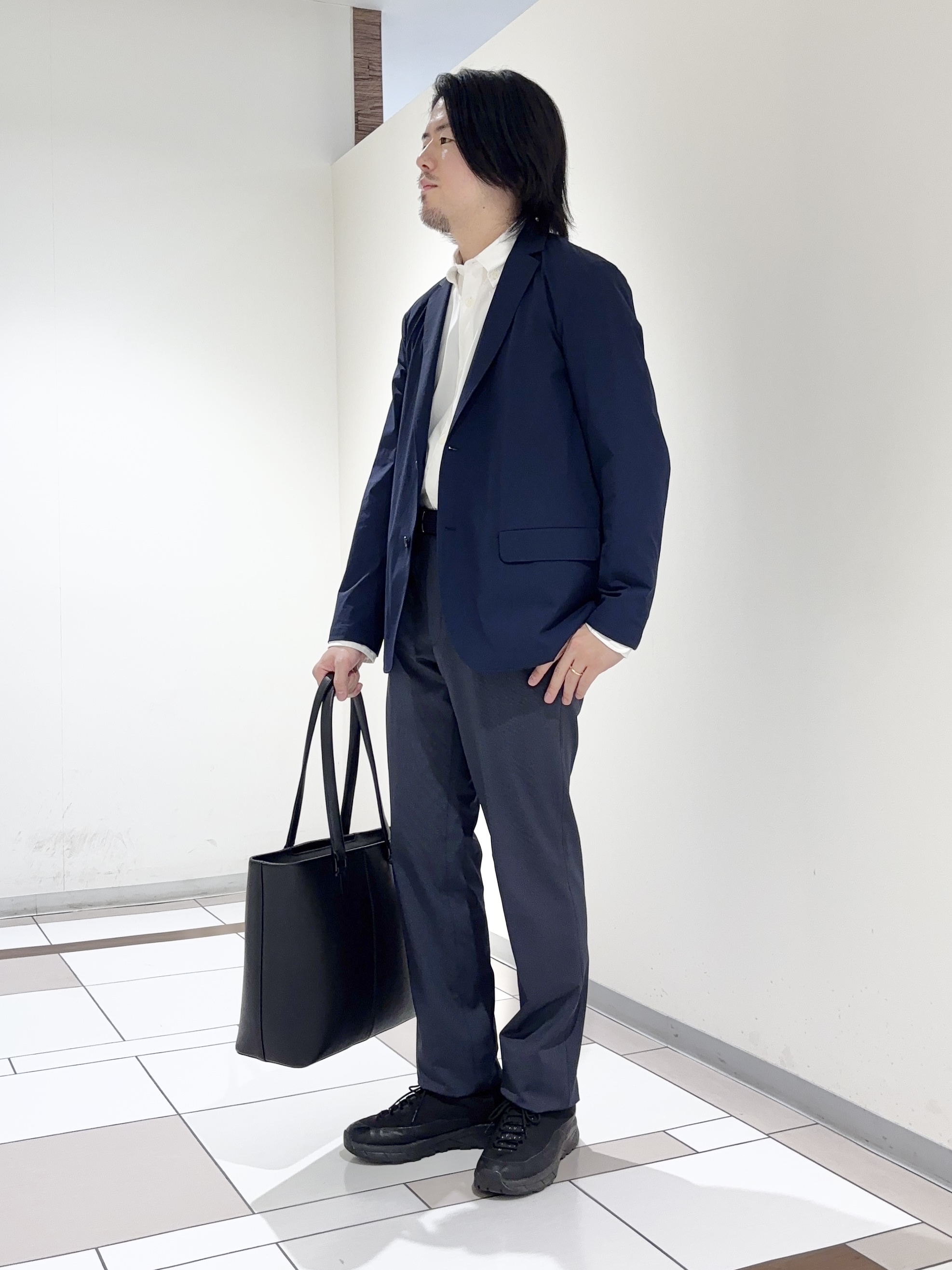 及川さんの「TAKEO KIKUCHI｜3Dナイロンストレッチ ジャケット」を使ったコーディネート