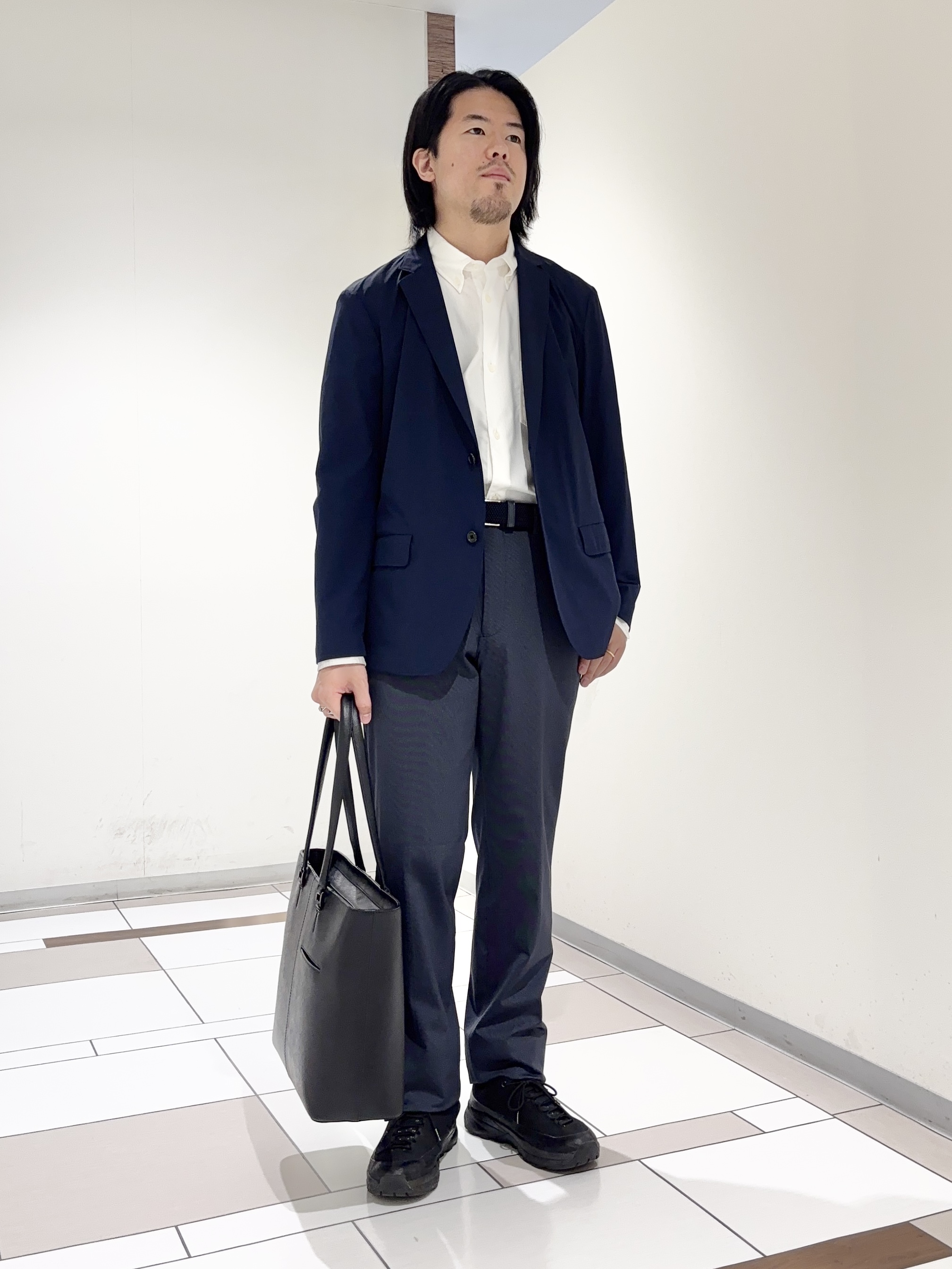 及川さんの「TAKEO KIKUCHI｜3Dナイロンストレッチ ジャケット」を使ったコーディネート