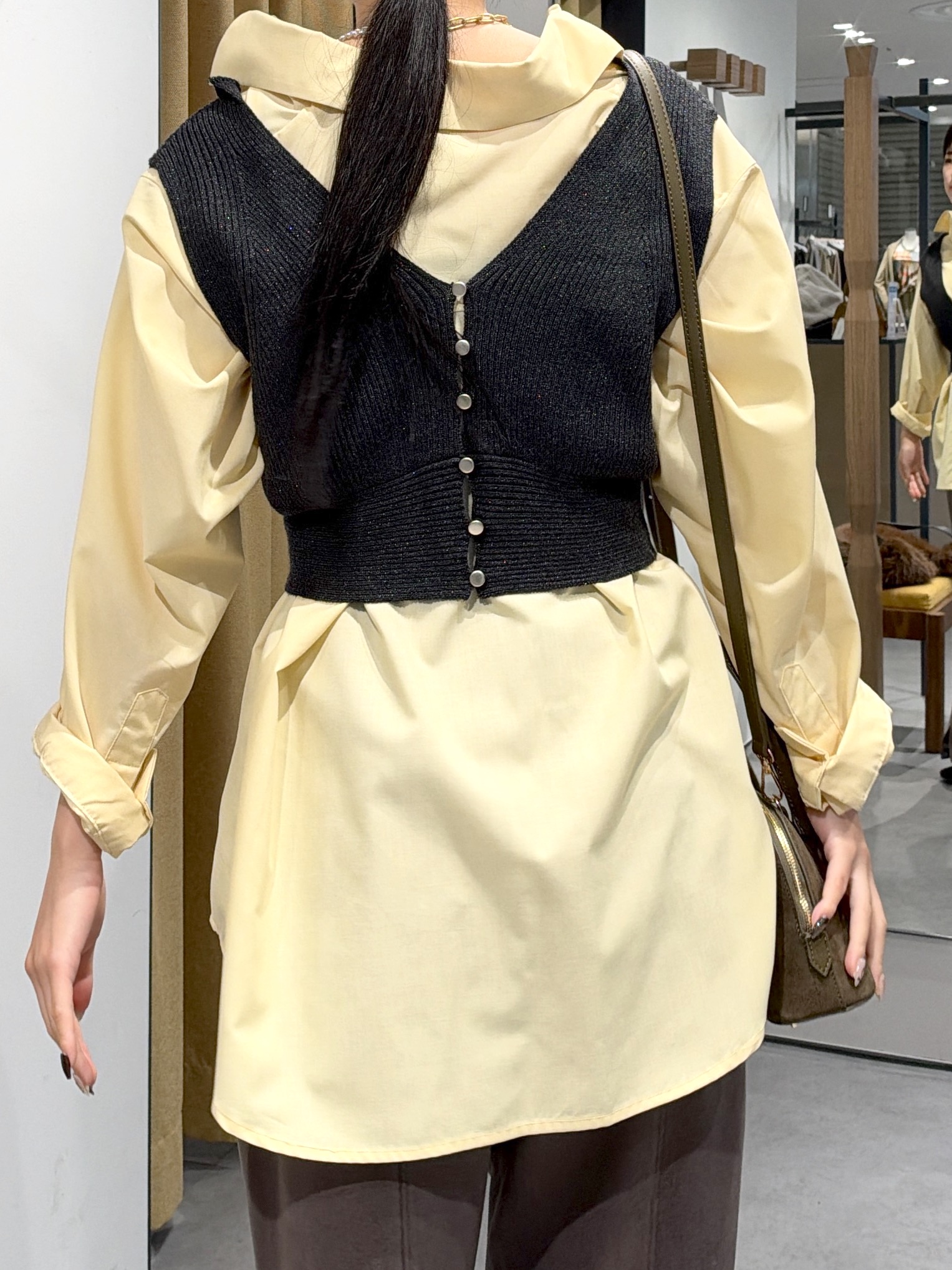 Renoさんの「INDIVI｜タイムレスフォルムシャツ【LIVE紹介／上枝みどりさん着用】」を使ったコーディネート