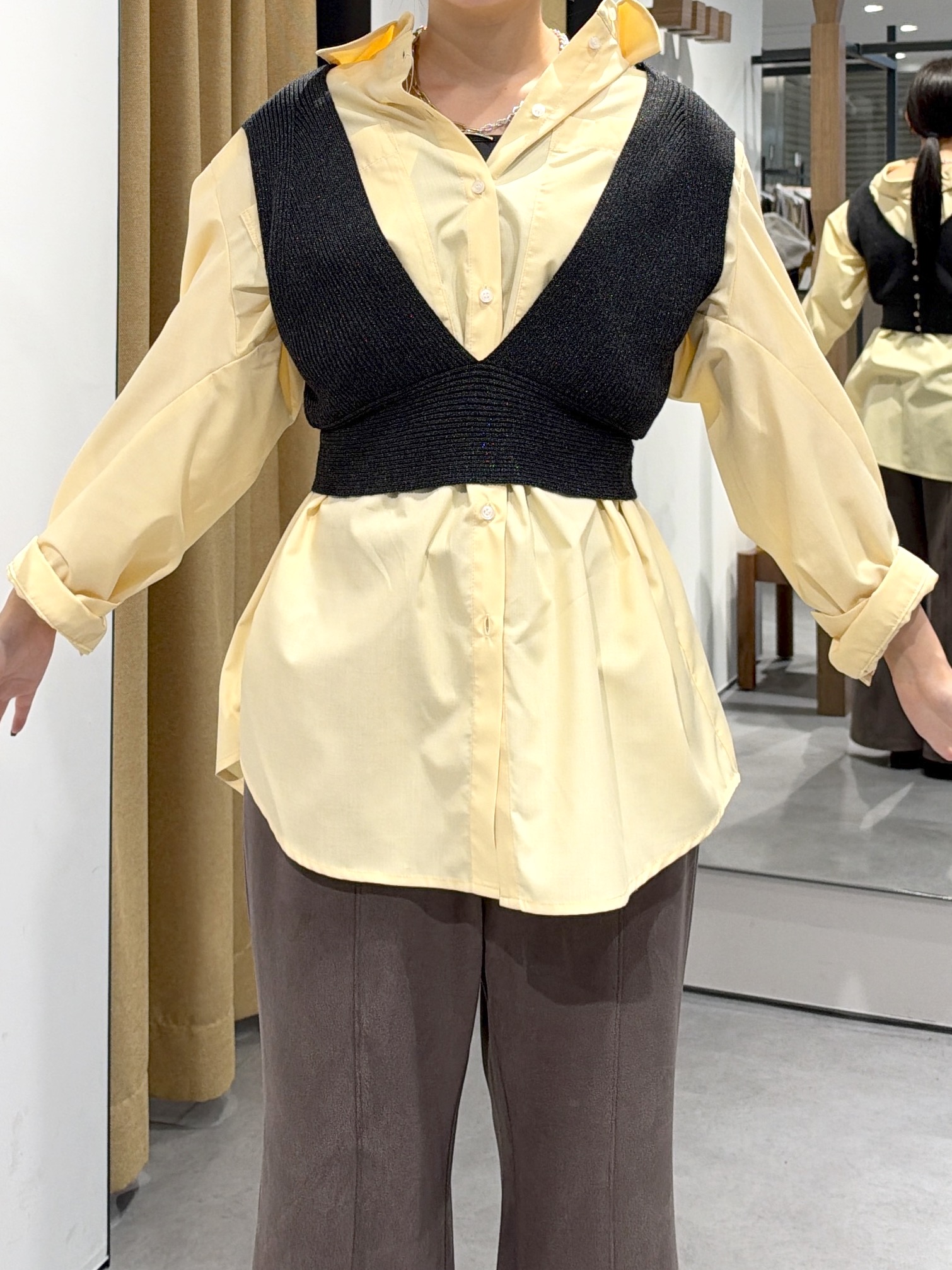 Renoさんの「INDIVI｜タイムレスフォルムシャツ【LIVE紹介／上枝みどりさん着用】」を使ったコーディネート