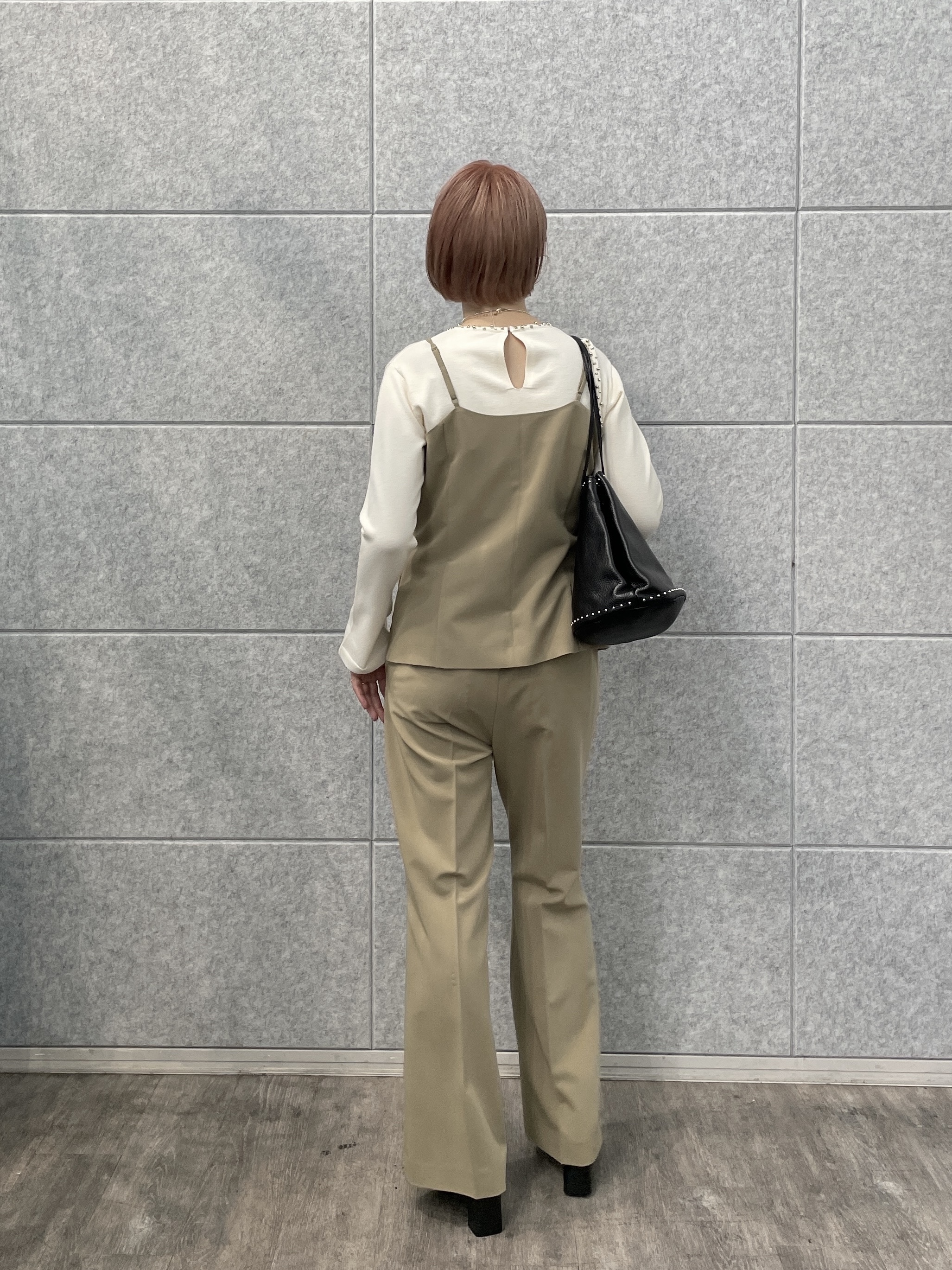 mikuさんの「INDIVI｜【MILLELA FIRENZE】スタッズ付き巾着レザーバッグ」を使ったコーディネート