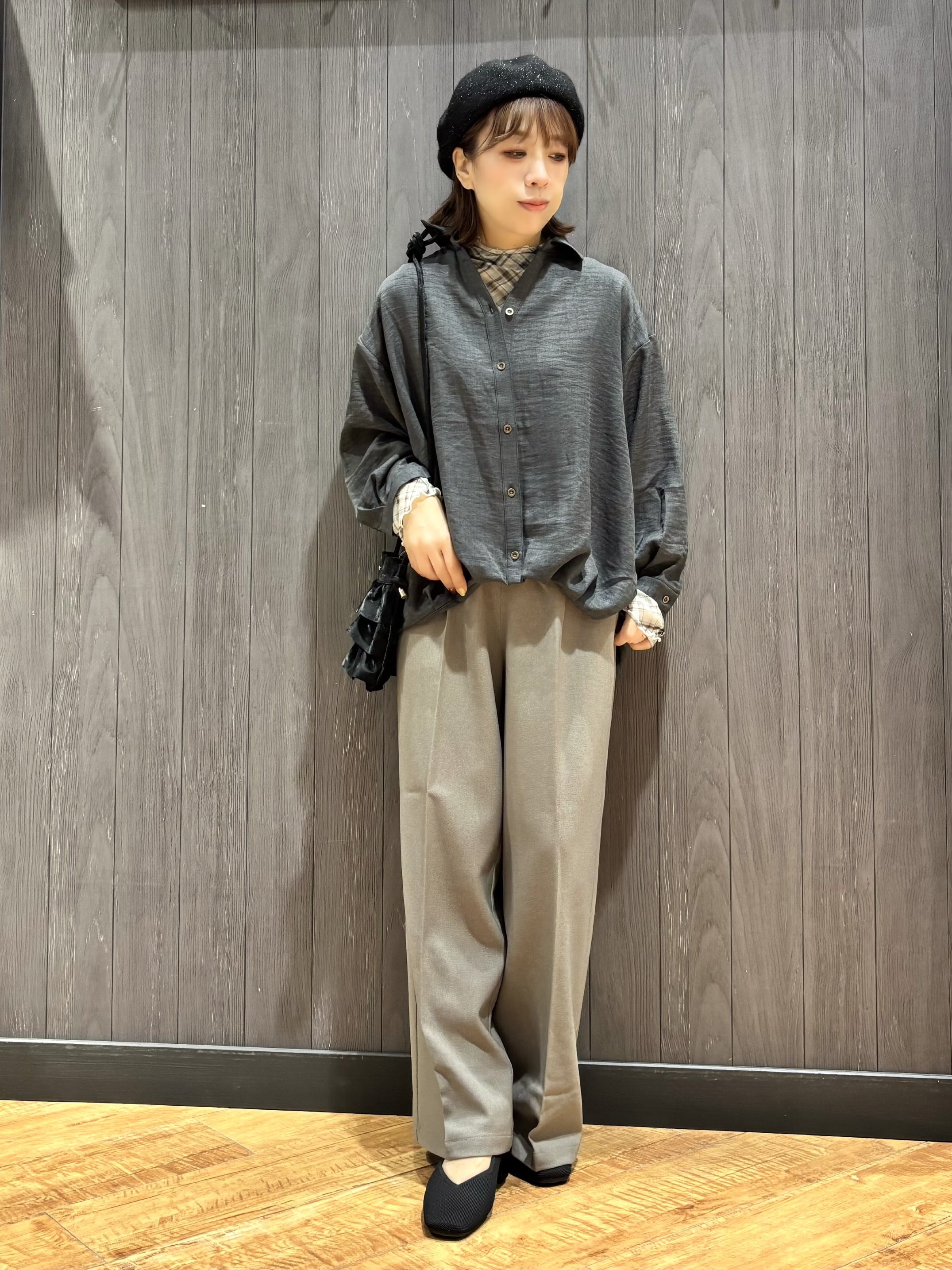 meiさんの「SHOO･LA･RUE｜【洗濯後しわになりにくい/インしてる風】1枚で着映える裾タックシャツ」を使ったコーディネート