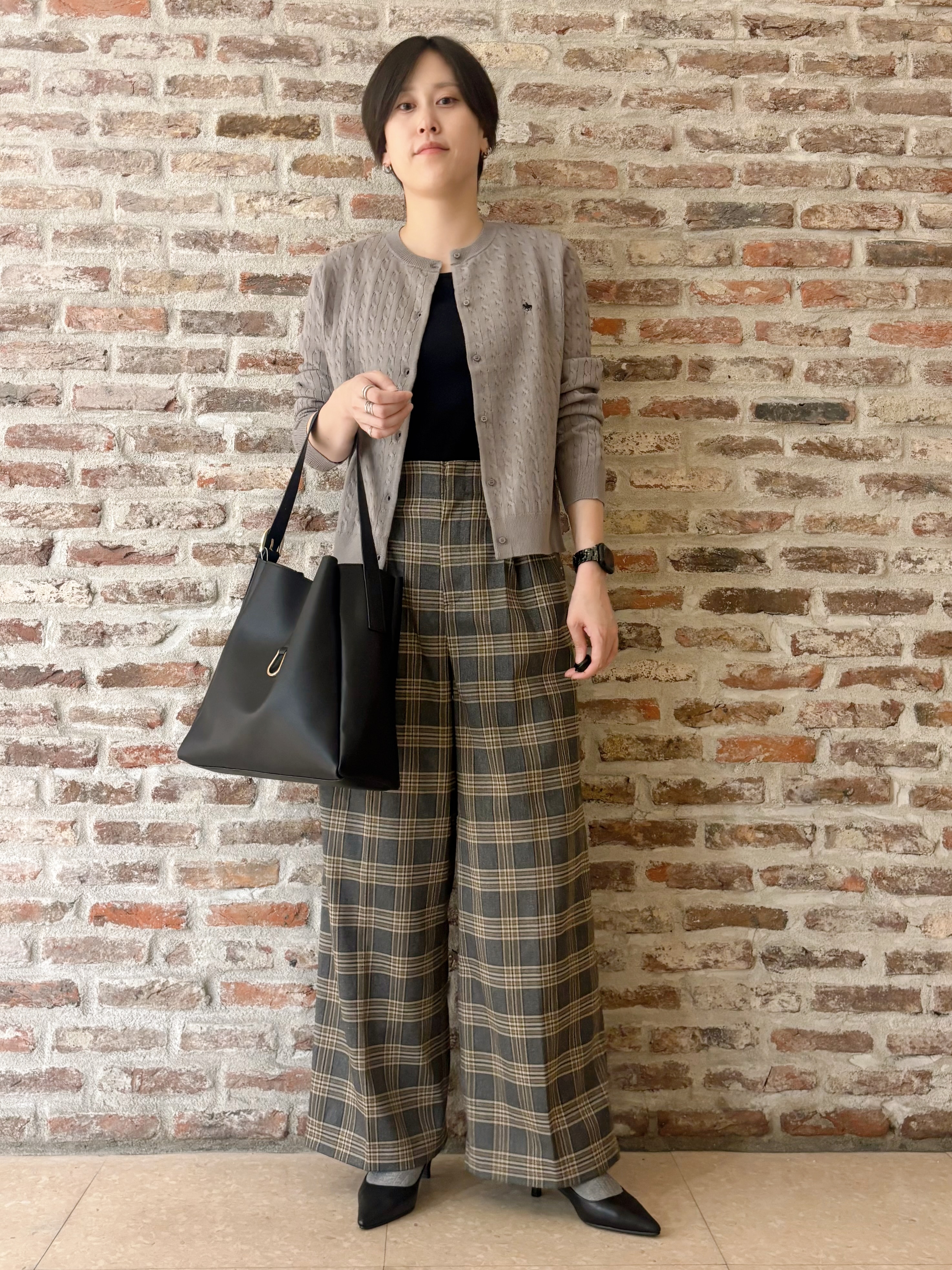 しばさんの「THE SHOP TK｜POLO BCS/ケーブルクルーカーディガン」を使ったコーディネート
