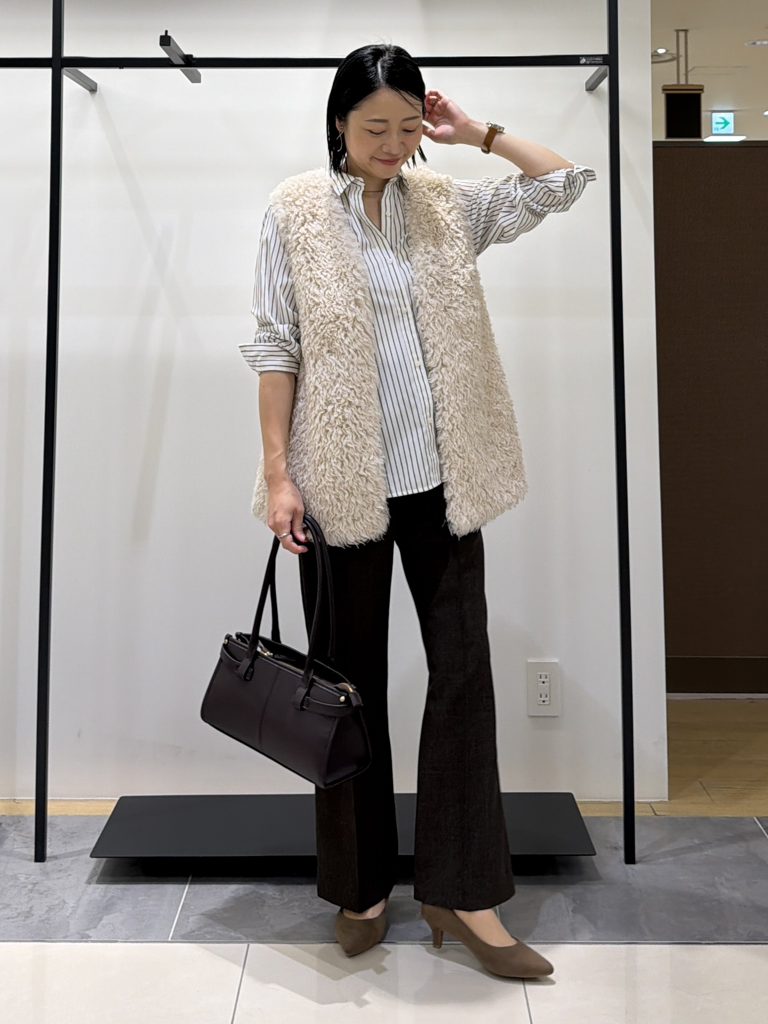 shihoさんの「INDIVI｜【羽織るだけでお洒落】カールエコファー ジレ」を使ったコーディネート