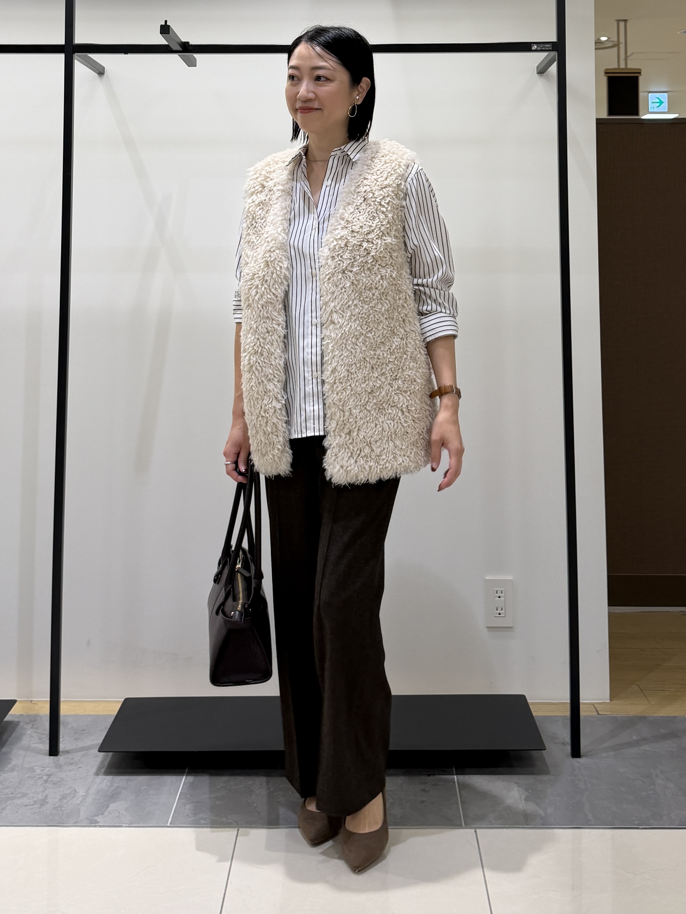 shihoさんの「INDIVI｜【羽織るだけでお洒落】カールエコファー ジレ」を使ったコーディネート