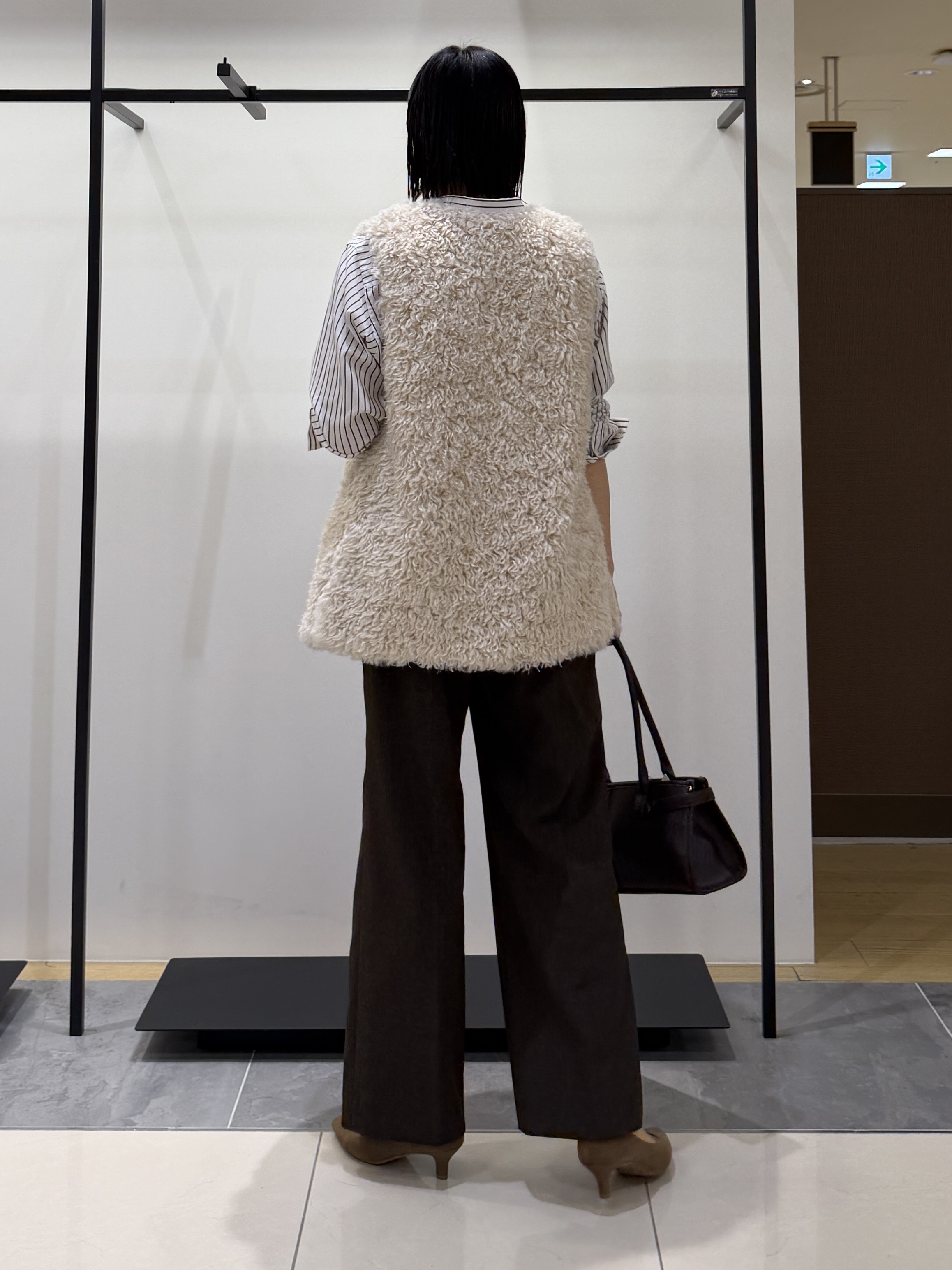 shihoさんの「INDIVI｜【羽織るだけでお洒落】カールエコファー ジレ」を使ったコーディネート