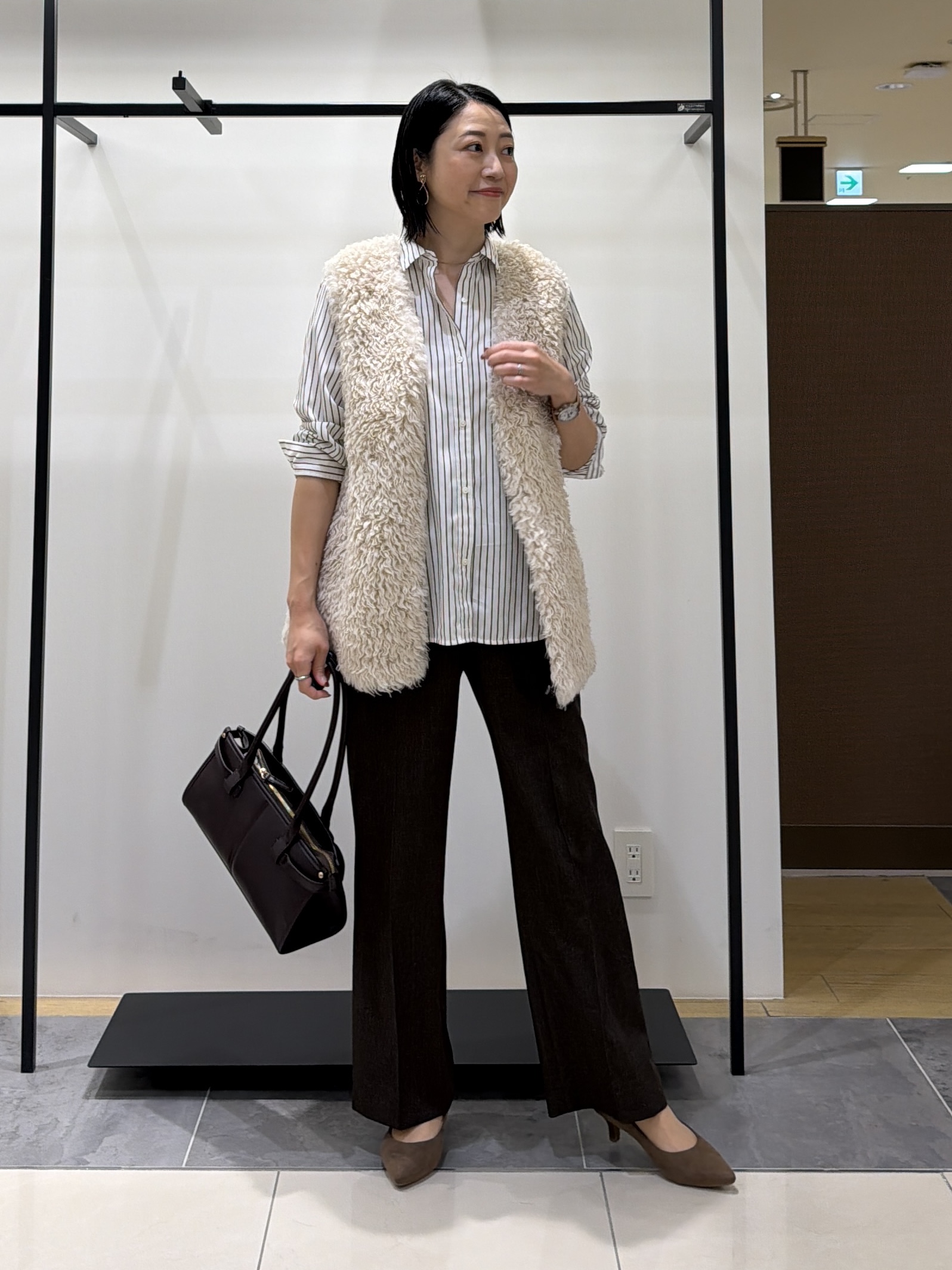 shihoさんの「INDIVI｜【羽織るだけでお洒落】カールエコファー ジレ」を使ったコーディネート