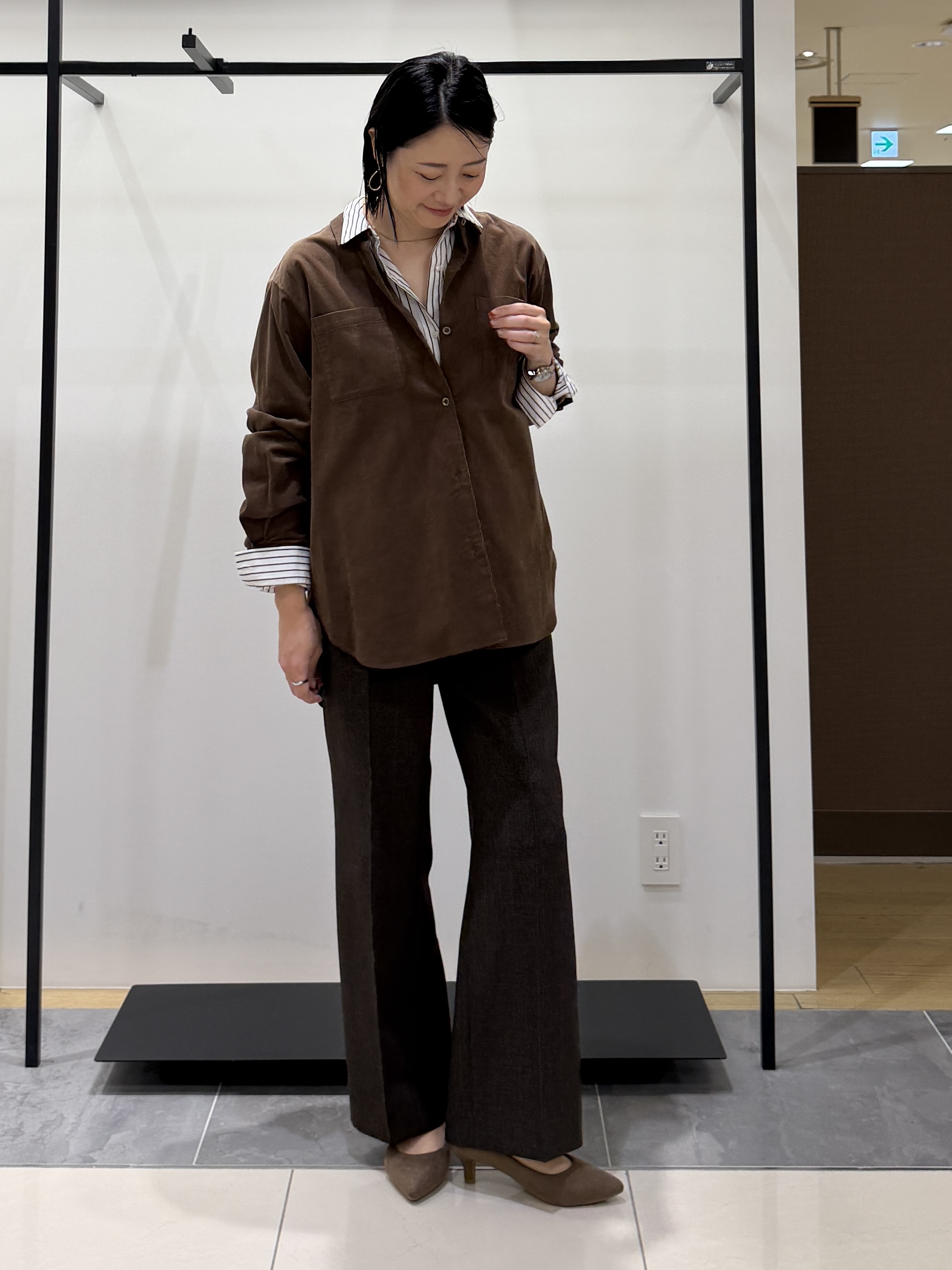 shihoさんの「INDIVI｜【大人コーデュロイ／SETUP可】オーバーサイズシャツ」を使ったコーディネート