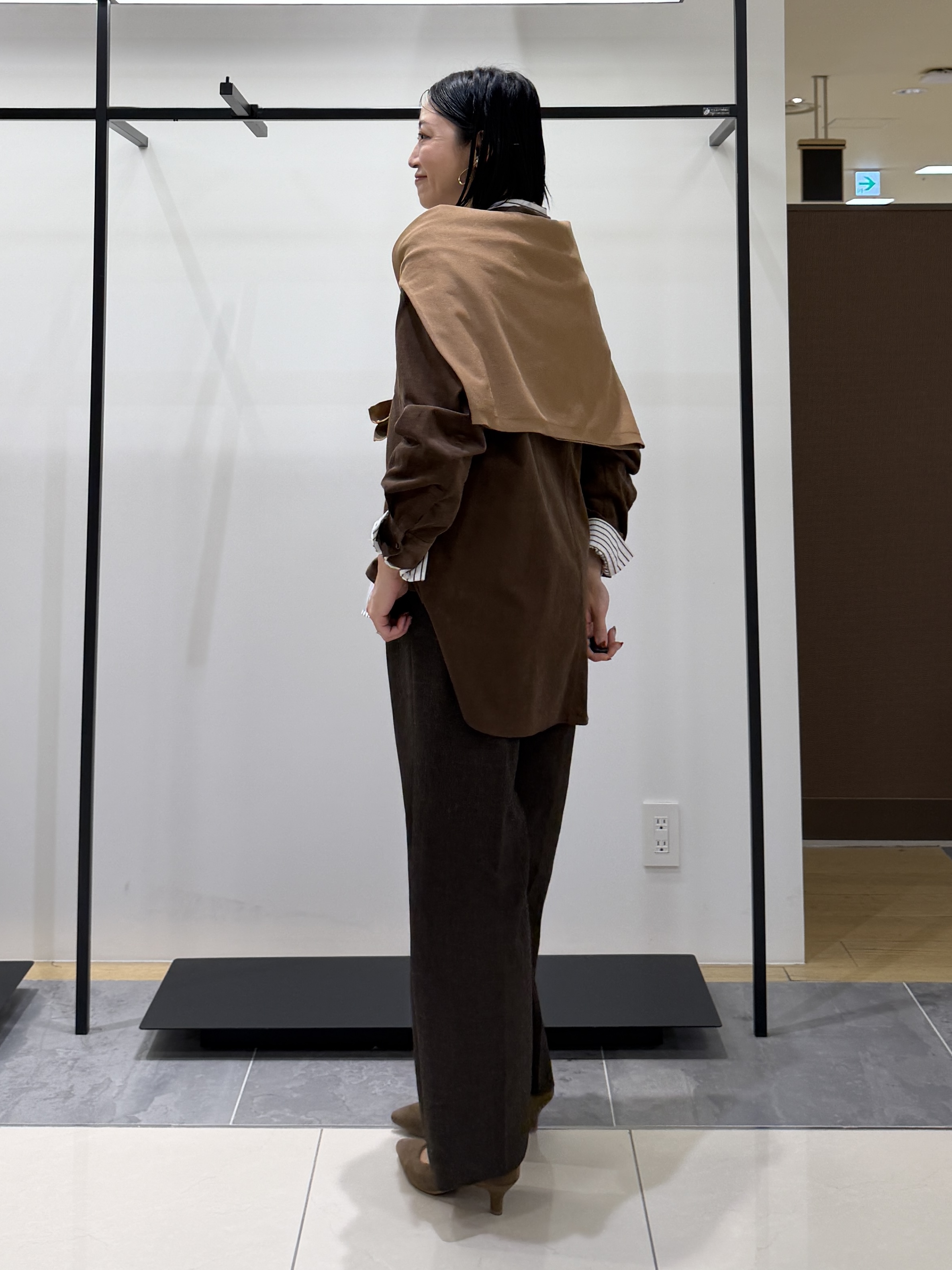 shihoさんの「INDIVI｜【大人コーデュロイ／SETUP可】オーバーサイズシャツ」を使ったコーディネート