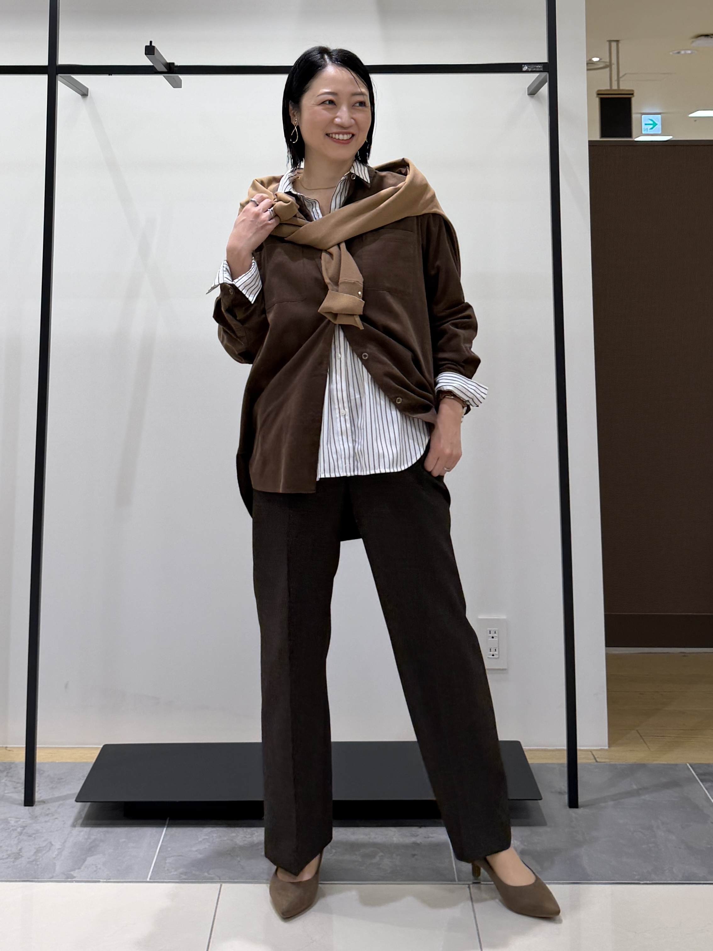 shihoさんの「INDIVI｜【大人コーデュロイ／SETUP可】オーバーサイズシャツ」を使ったコーディネート
