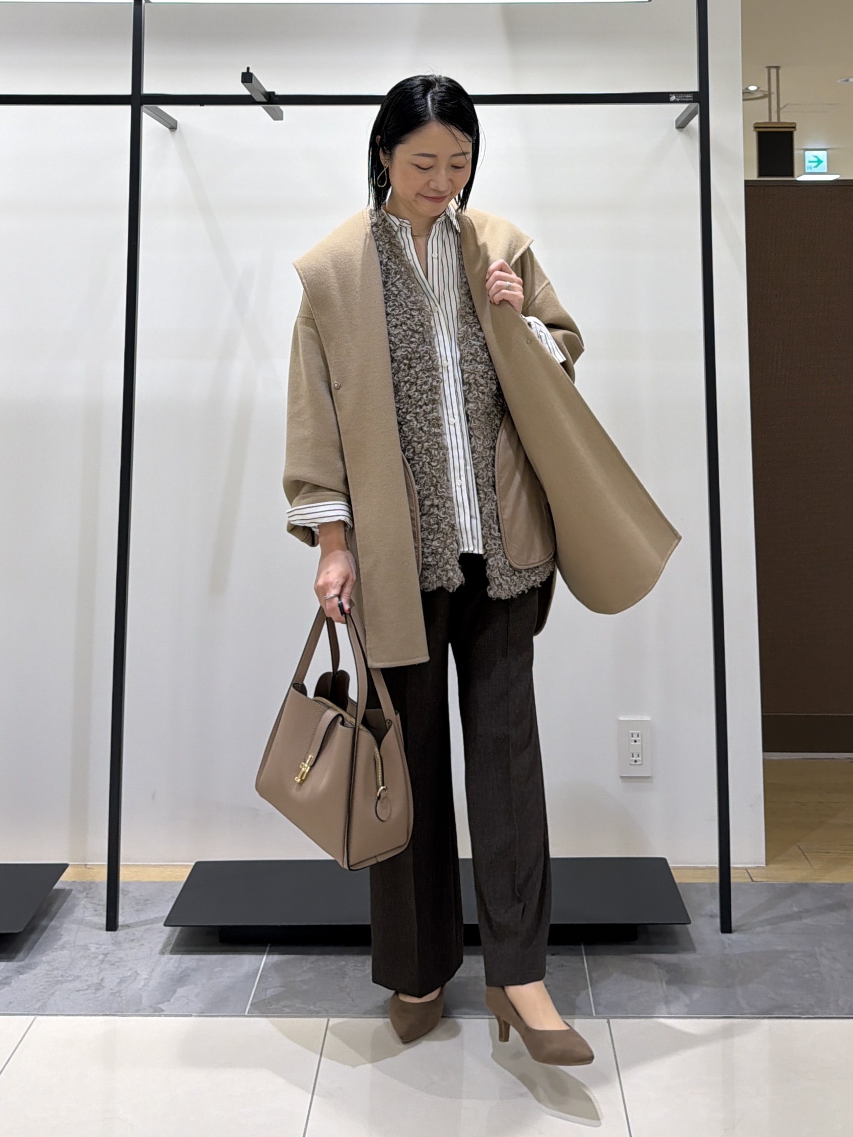 shihoさんの「INDIVI｜【羽織るだけでお洒落】カールエコファー ジレ」を使ったコーディネート