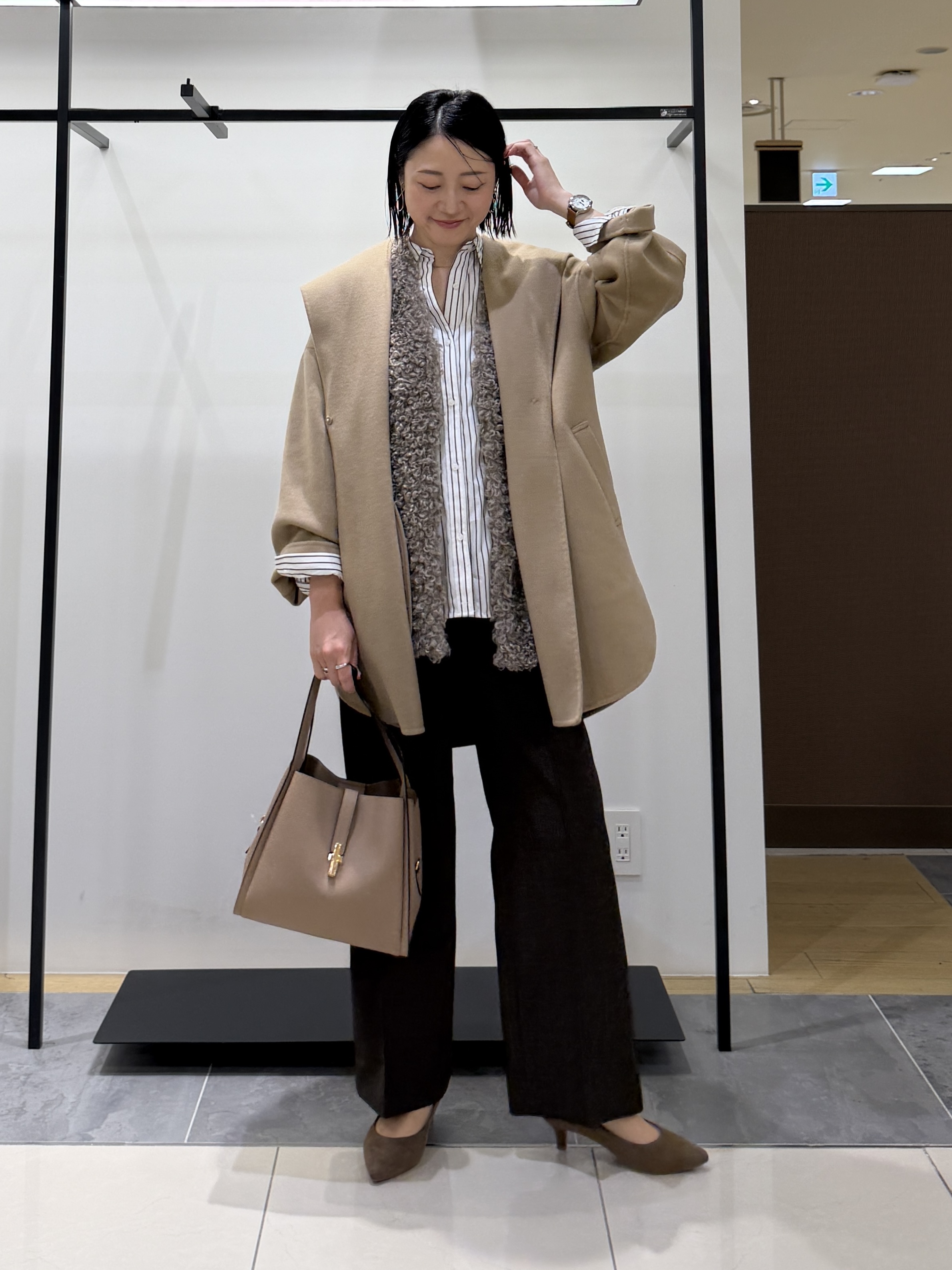 shihoさんの「INDIVI｜【羽織るだけでお洒落】カールエコファー ジレ」を使ったコーディネート