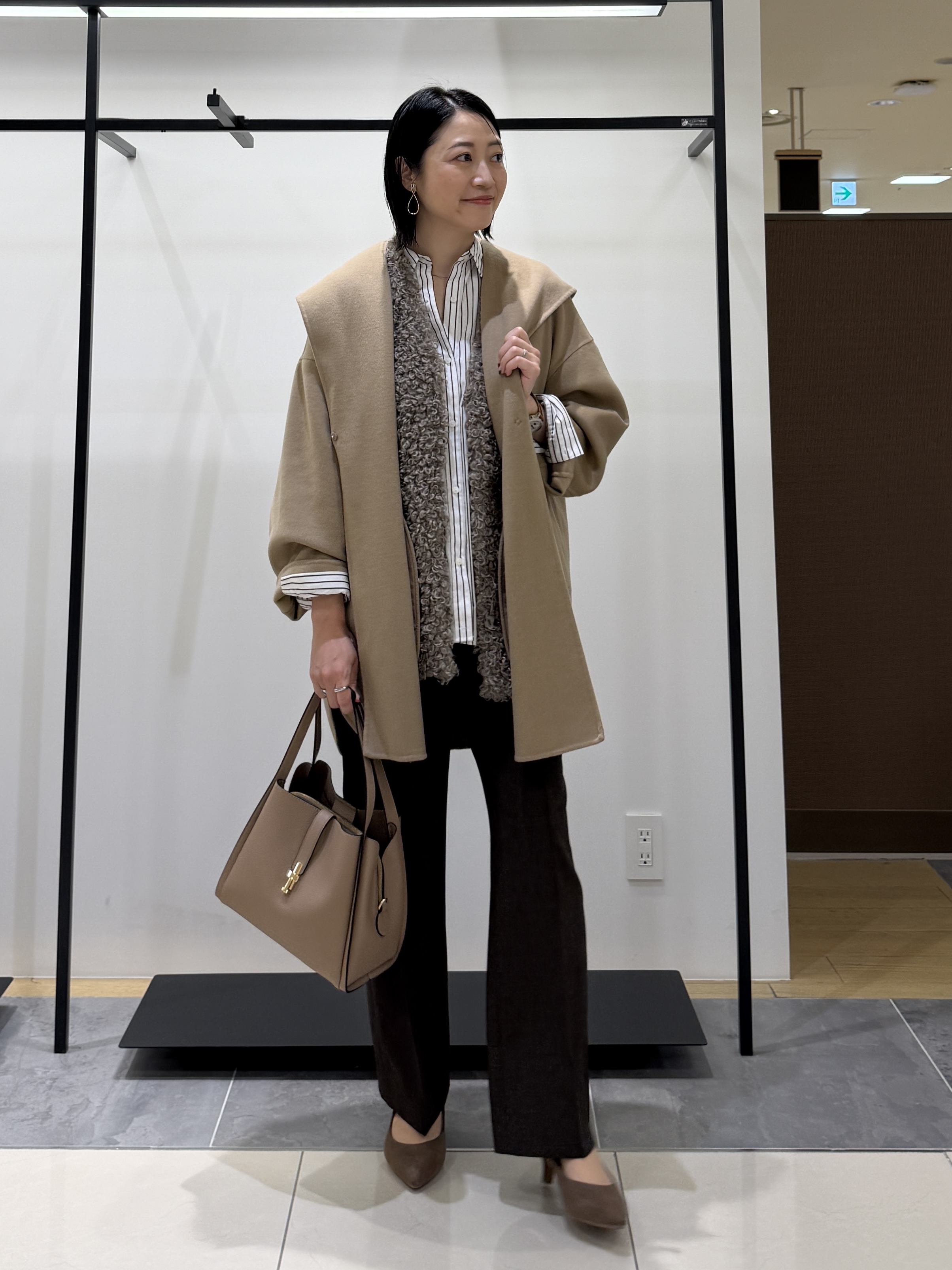 shihoさんの「INDIVI｜【羽織るだけでお洒落】カールエコファー ジレ」を使ったコーディネート