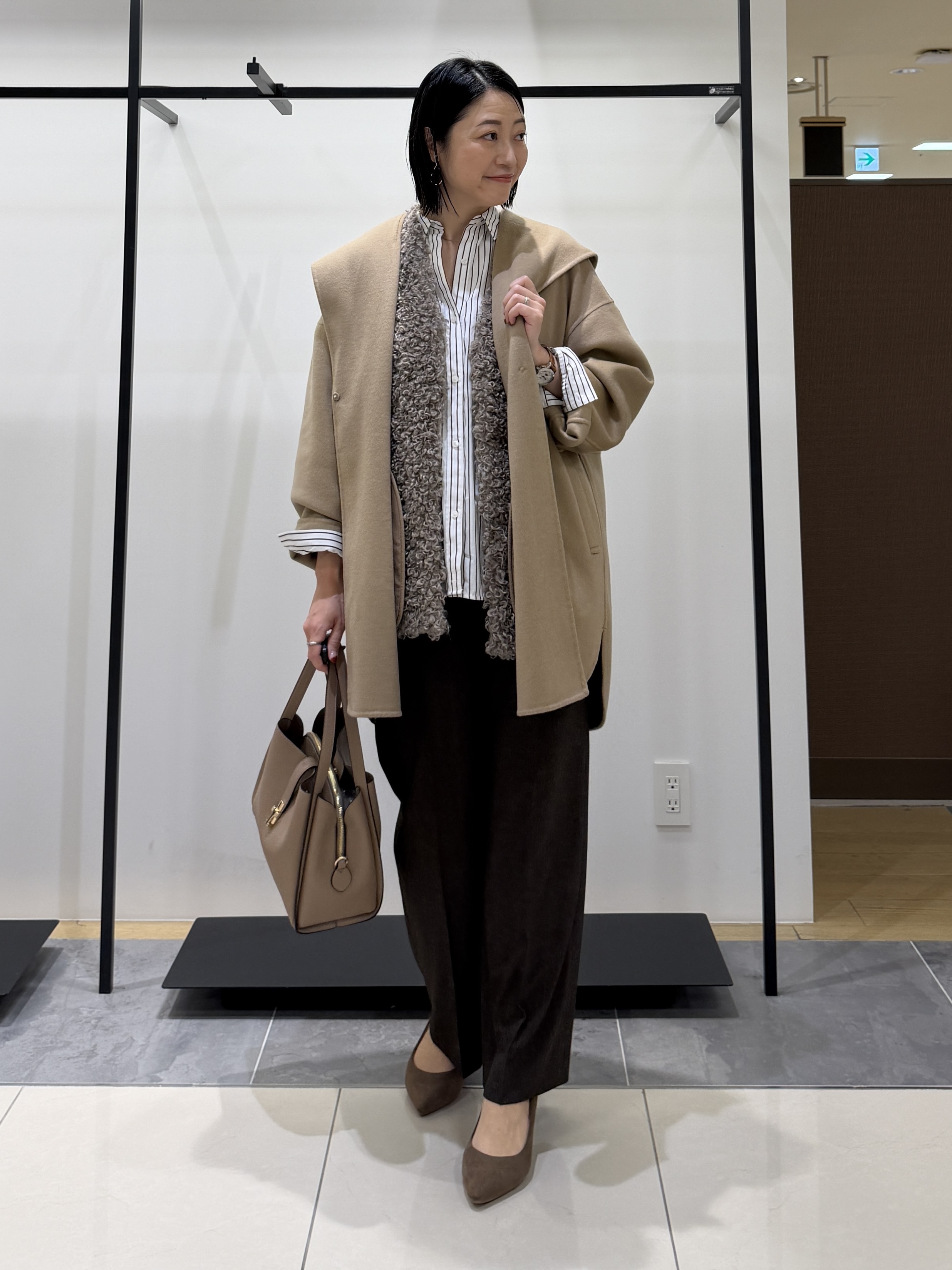 shihoさんの「INDIVI｜【羽織るだけでお洒落】カールエコファー ジレ」を使ったコーディネート
