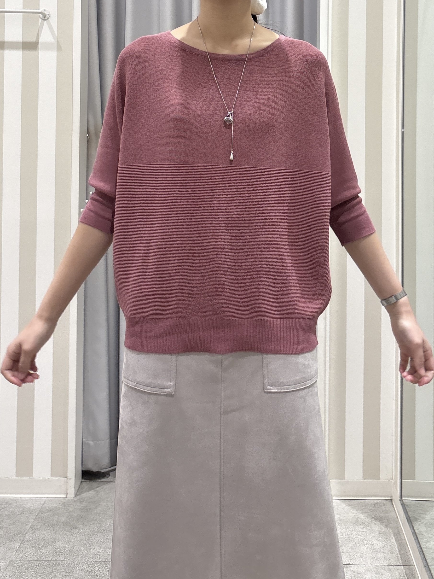 Rikaさんの「SHOO･LA･RUE｜【毛玉になりにくい】パール調ボタンが女性らしさをプラス ガーター切替 7分袖ドルマンニット」を使ったコーディネート