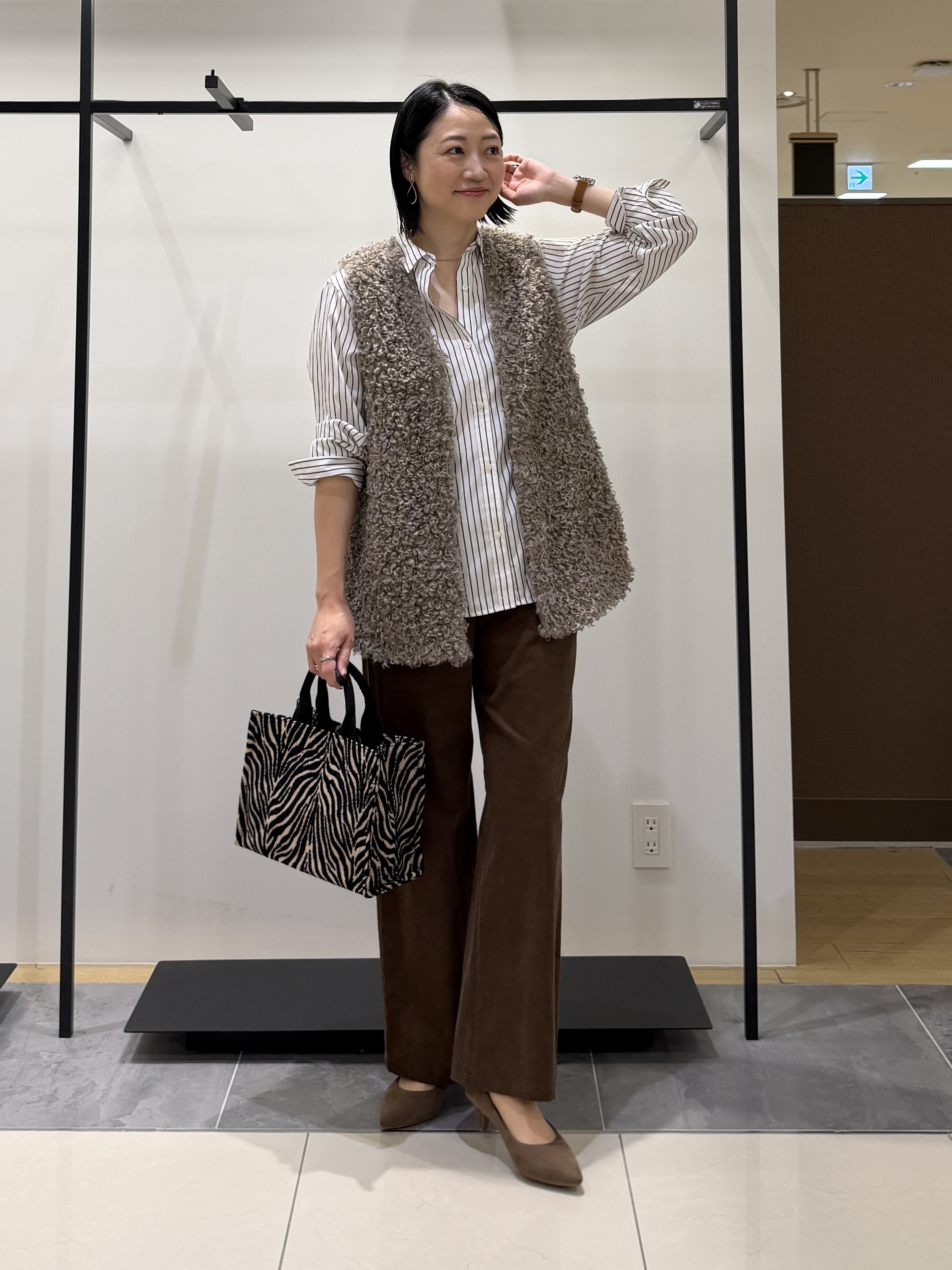 shihoさんの「INDIVI｜【羽織るだけでお洒落】カールエコファー ジレ」を使ったコーディネート