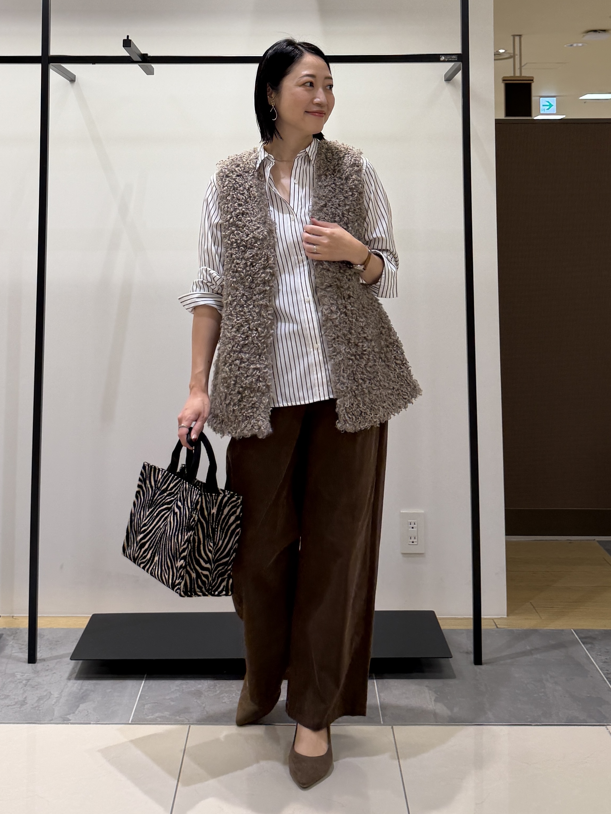 shihoさんの「INDIVI｜【羽織るだけでお洒落】カールエコファー ジレ」を使ったコーディネート