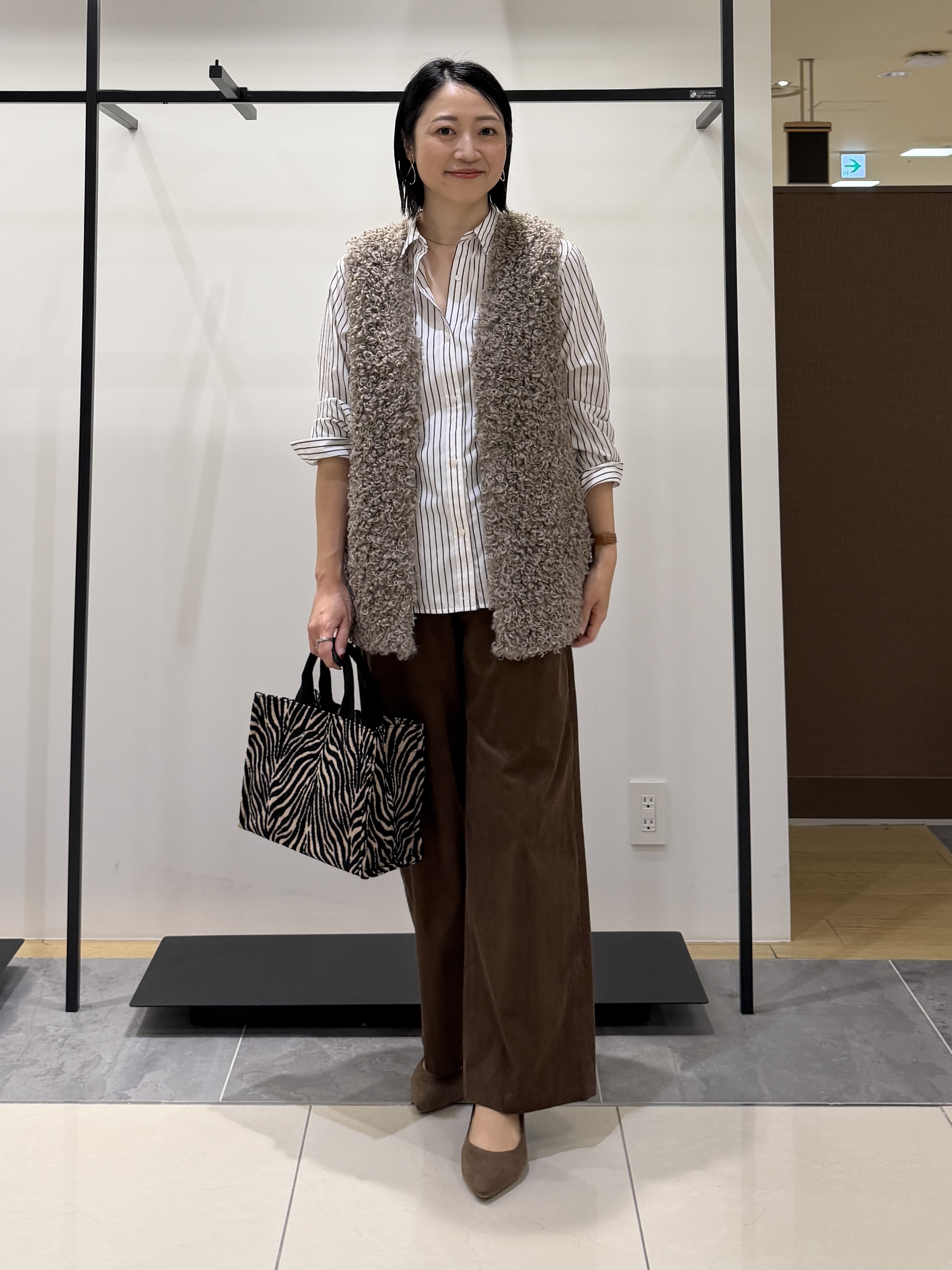 shihoさんの「INDIVI｜【羽織るだけでお洒落】カールエコファー ジレ」を使ったコーディネート