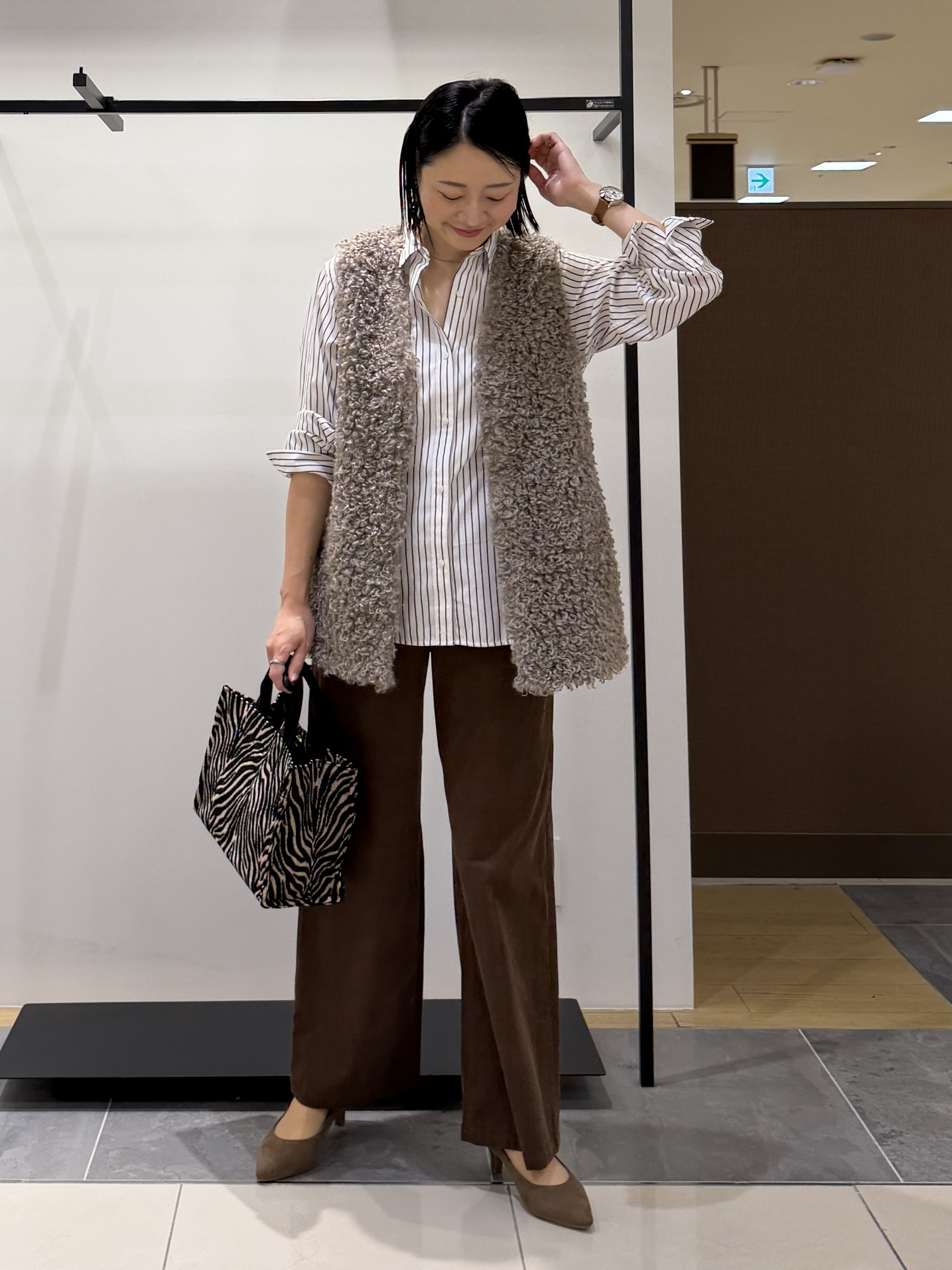 shihoさんの「INDIVI｜【羽織るだけでお洒落】カールエコファー ジレ」を使ったコーディネート