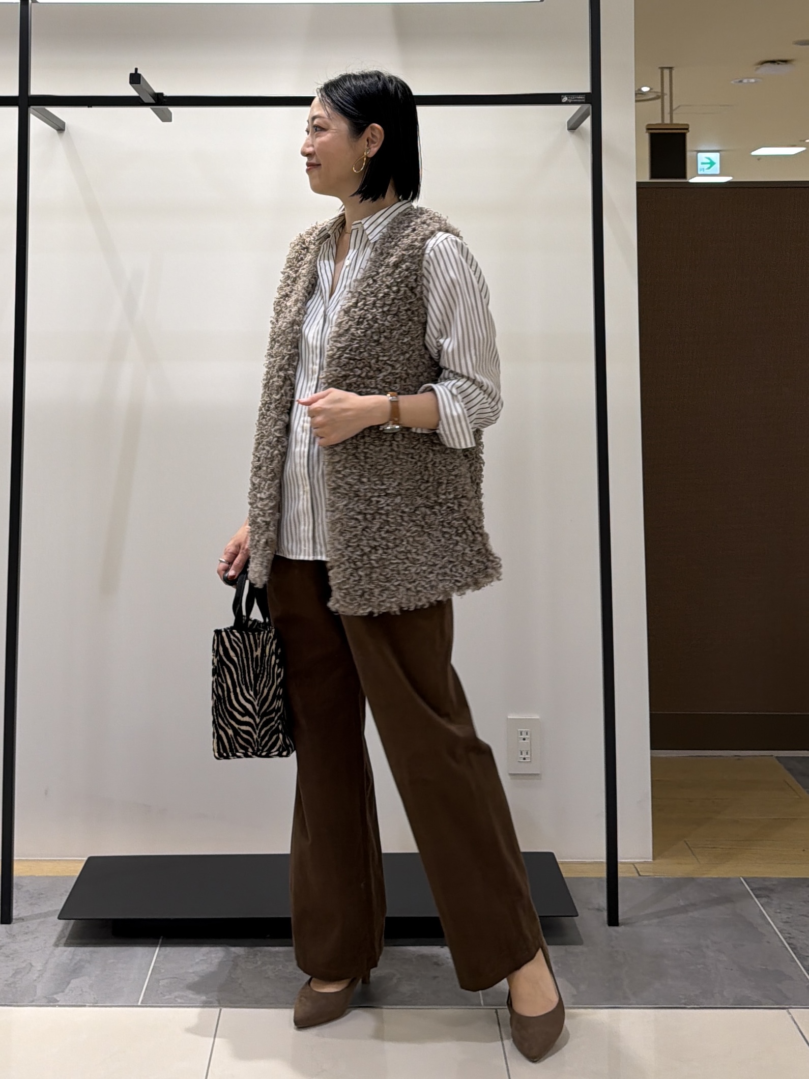 shihoさんの「INDIVI｜【羽織るだけでお洒落】カールエコファー ジレ」を使ったコーディネート