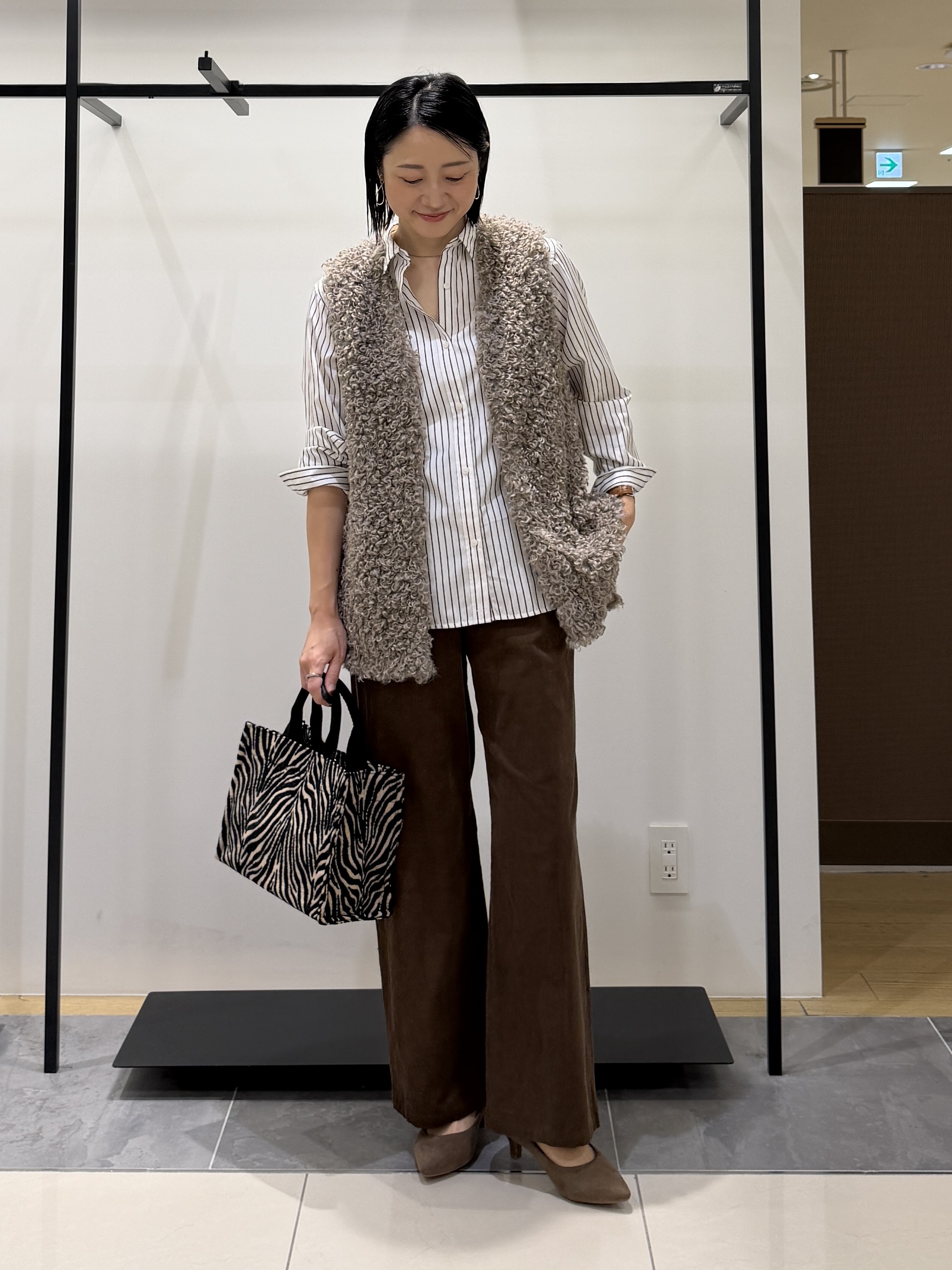 shihoさんの「INDIVI｜【羽織るだけでお洒落】カールエコファー ジレ」を使ったコーディネート