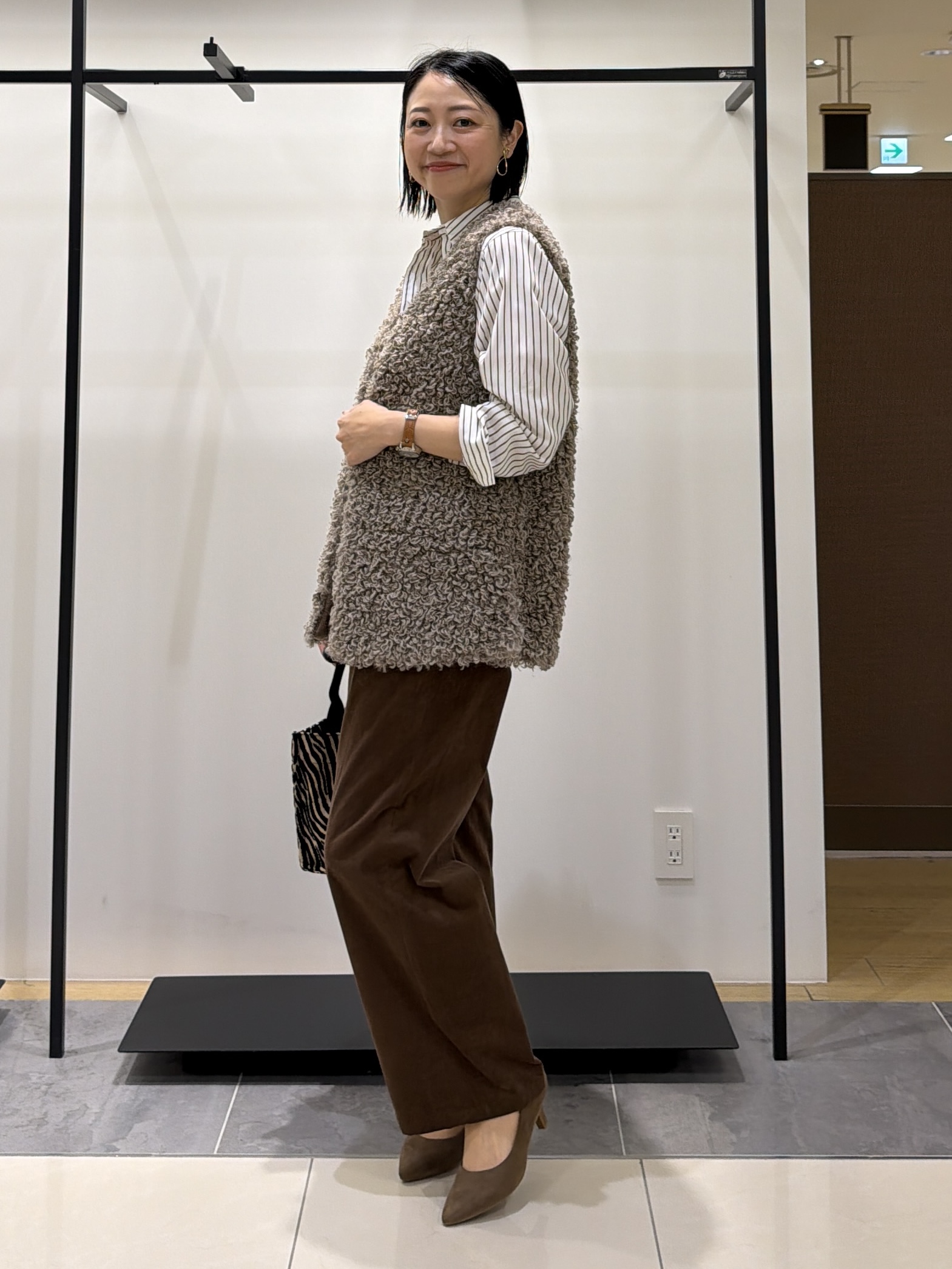 shihoさんの「INDIVI｜【羽織るだけでお洒落】カールエコファー ジレ」を使ったコーディネート
