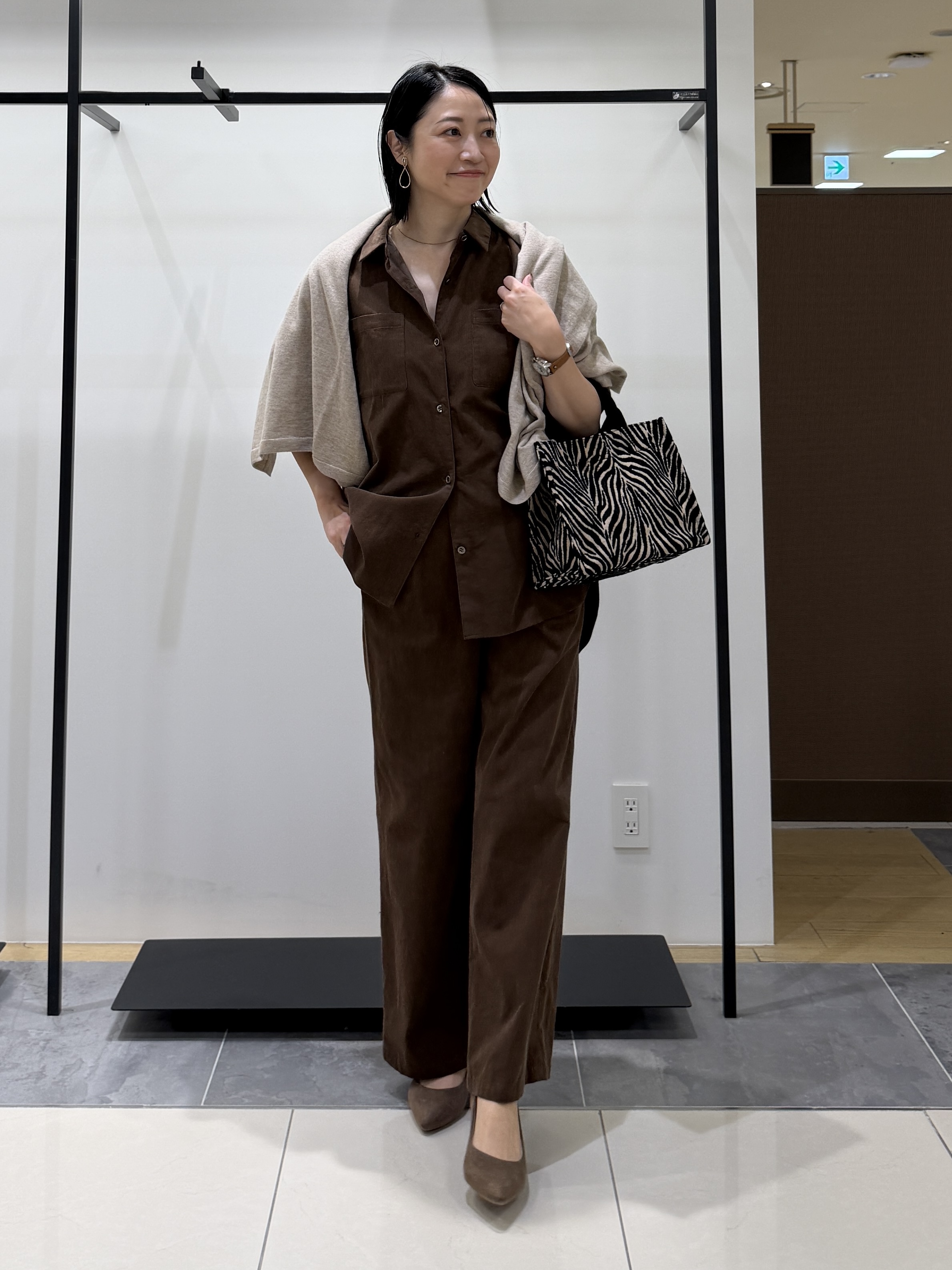 shihoさんの「INDIVI｜【大人コーデュロイ／SETUP可】オーバーサイズシャツ」を使ったコーディネート