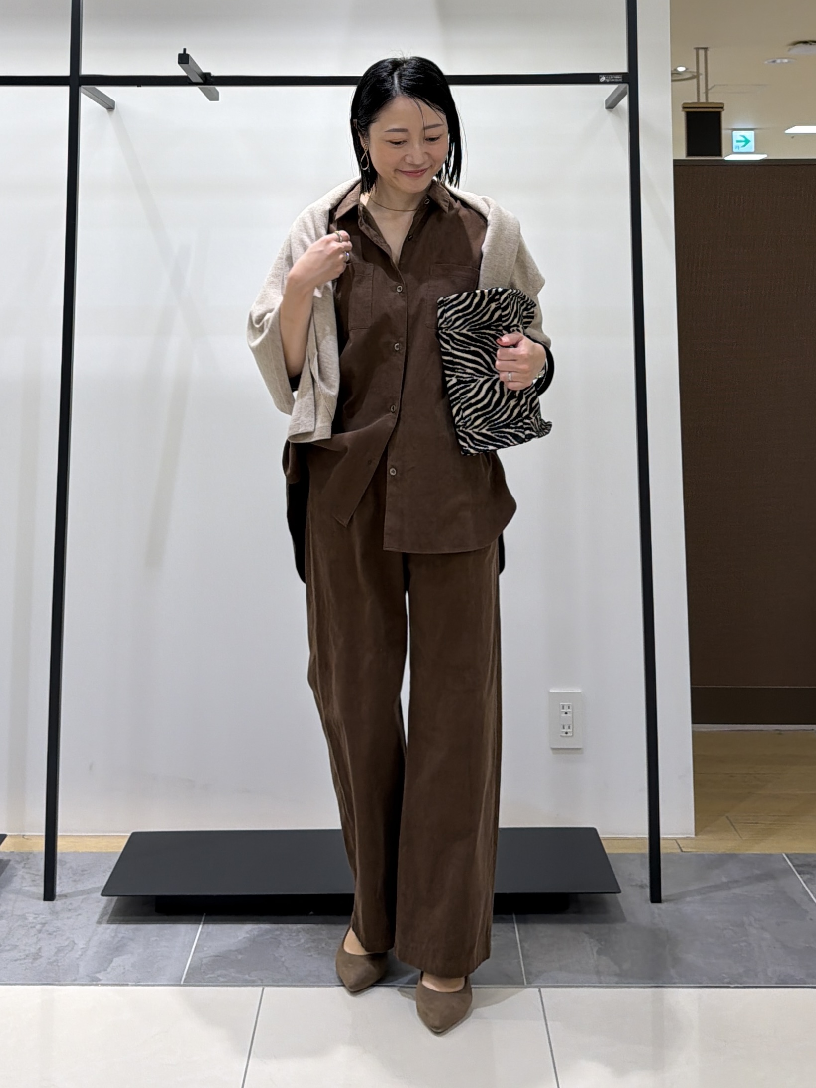 shihoさんの「INDIVI｜【大人コーデュロイ／SETUP可】オーバーサイズシャツ」を使ったコーディネート