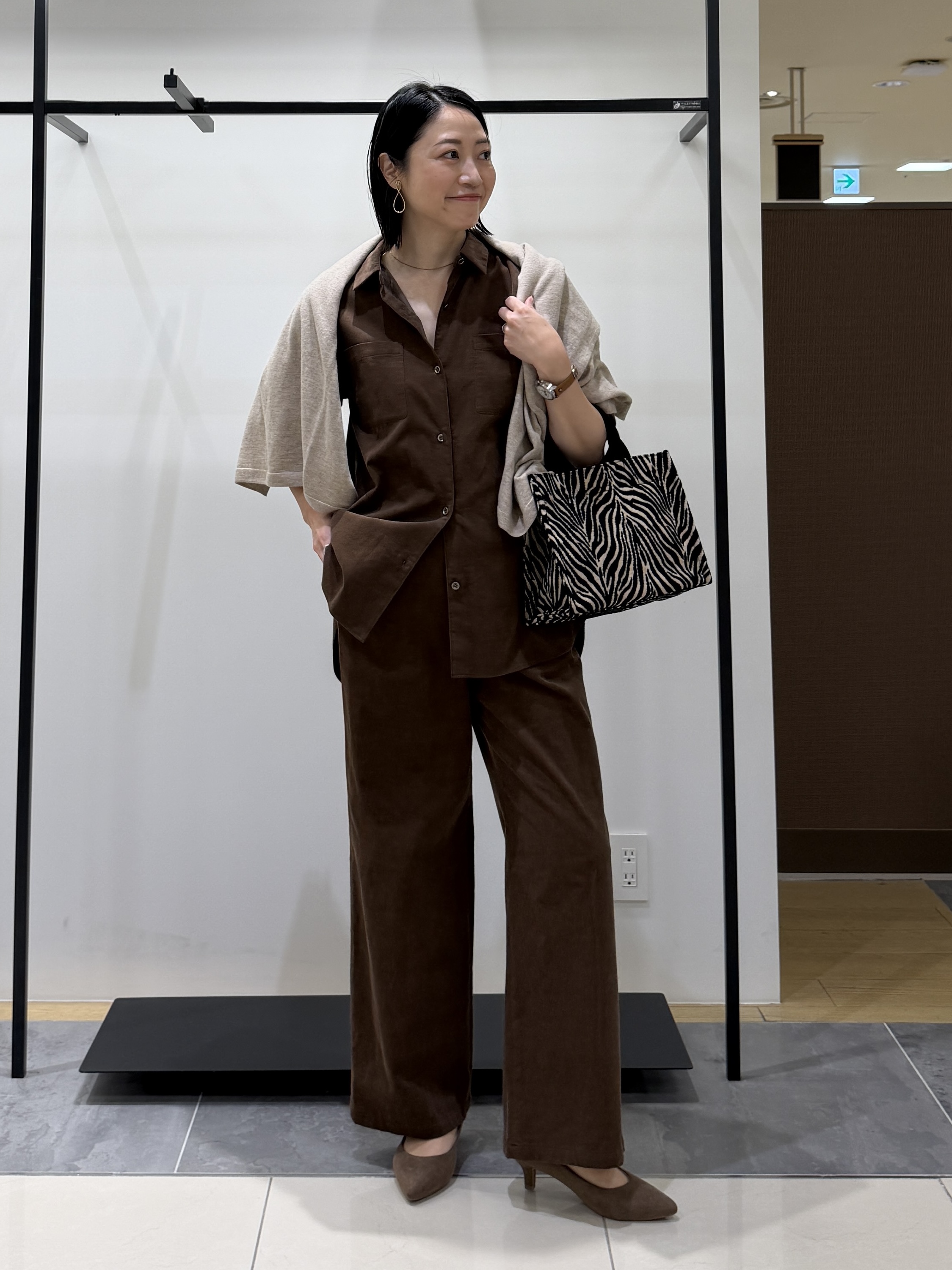 shihoさんの「INDIVI｜【大人コーデュロイ／SETUP可】オーバーサイズシャツ」を使ったコーディネート
