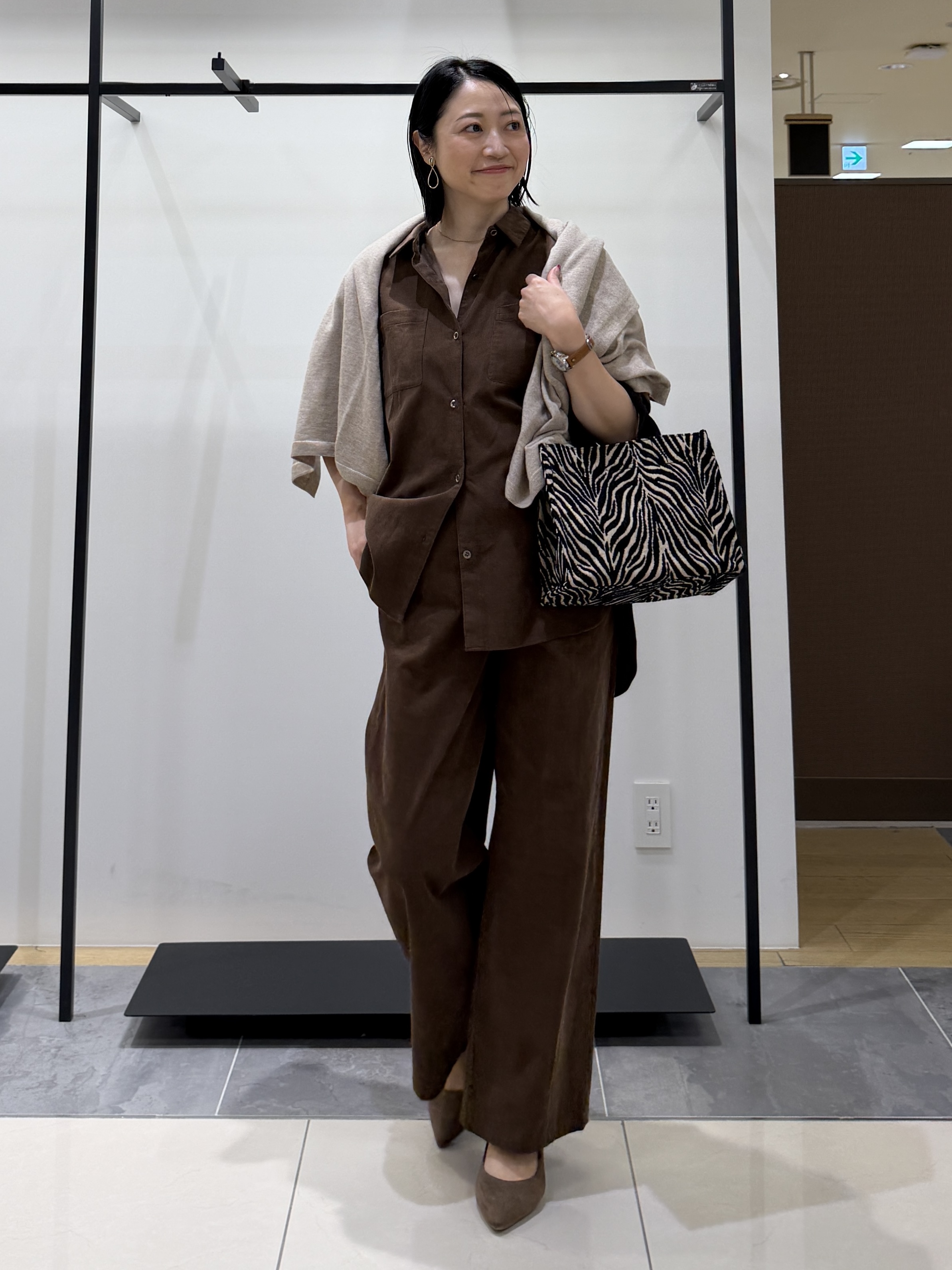 shihoさんの「INDIVI｜【大人コーデュロイ／SETUP可】オーバーサイズシャツ」を使ったコーディネート