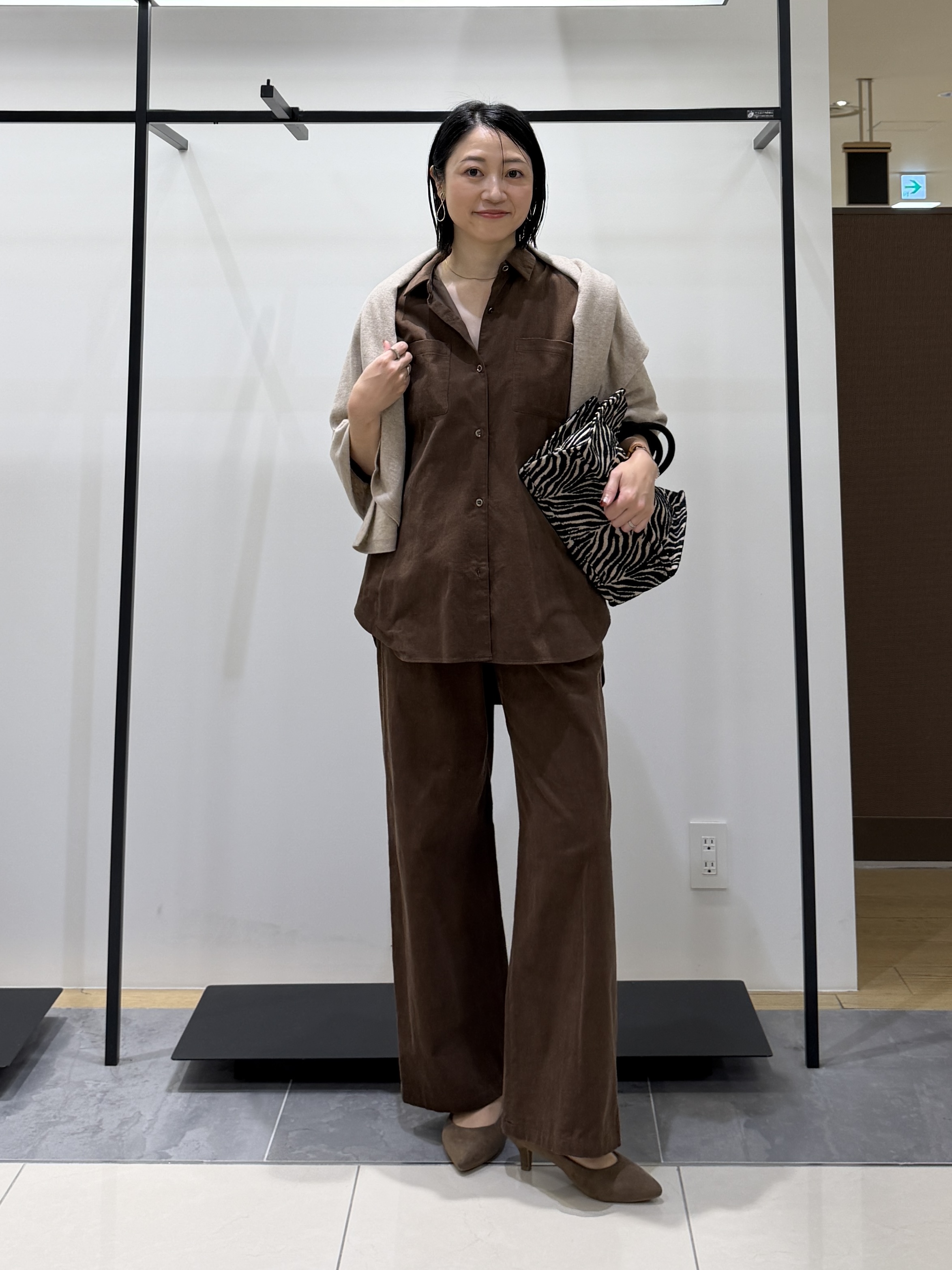 shihoさんの「INDIVI｜【大人コーデュロイ／SETUP可】オーバーサイズシャツ」を使ったコーディネート