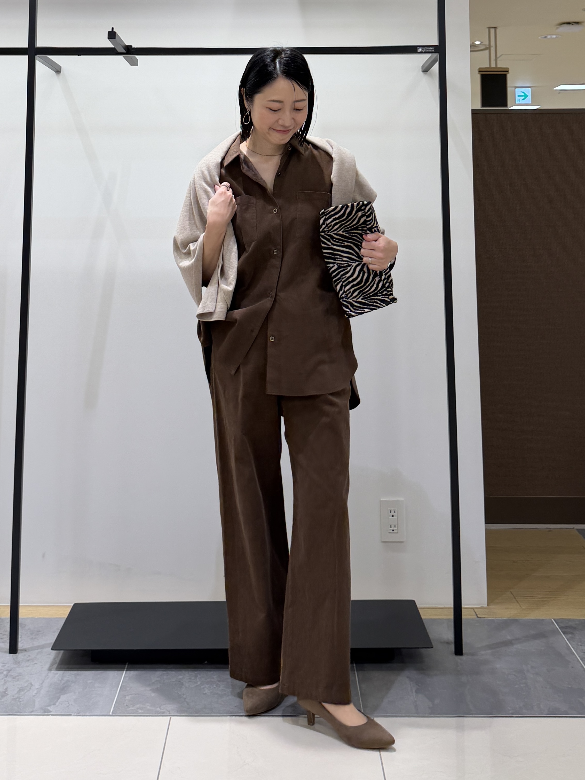shihoさんの「INDIVI｜【大人コーデュロイ／SETUP可】オーバーサイズシャツ」を使ったコーディネート