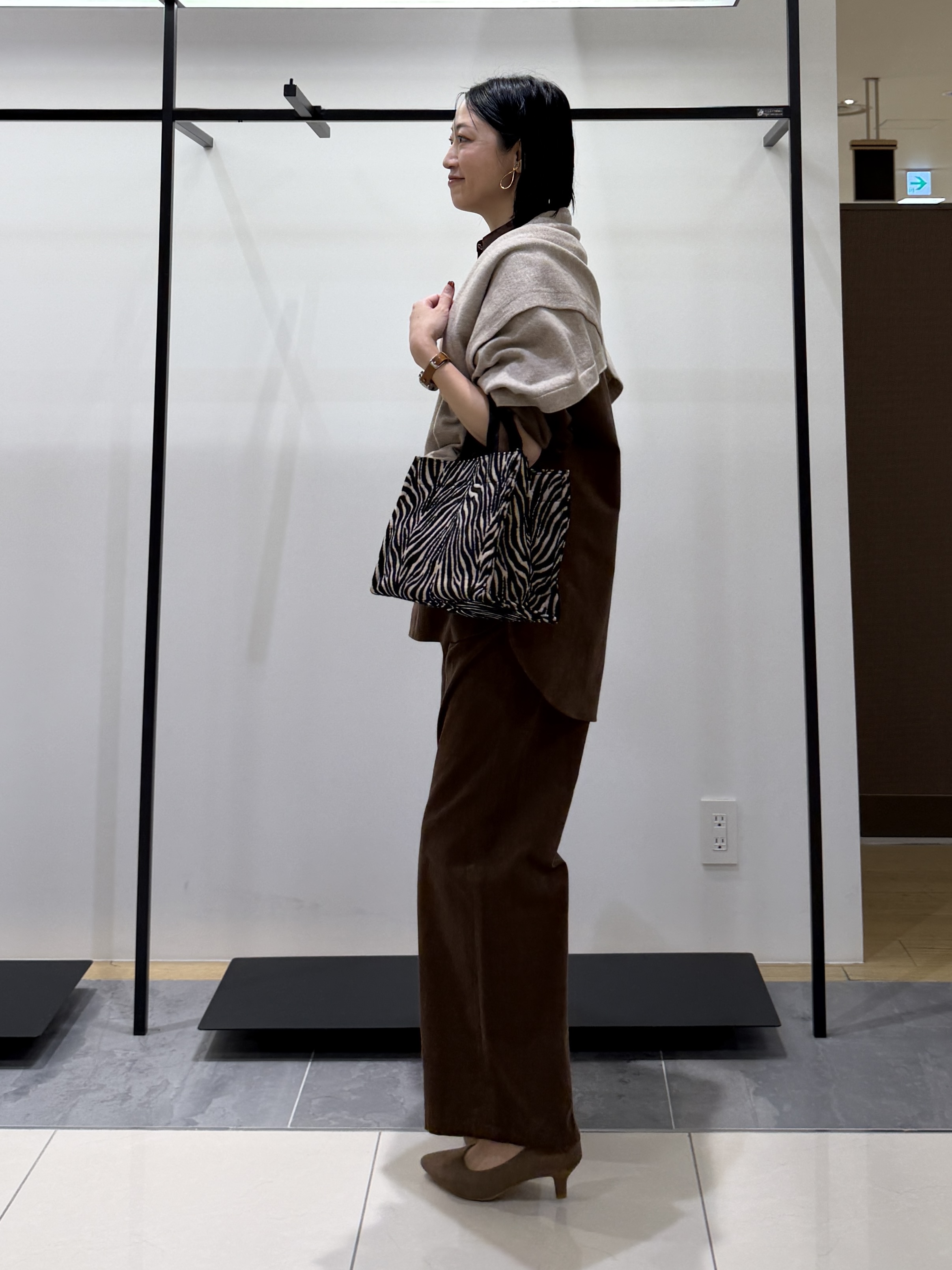 shihoさんの「INDIVI｜【大人コーデュロイ／SETUP可】オーバーサイズシャツ」を使ったコーディネート