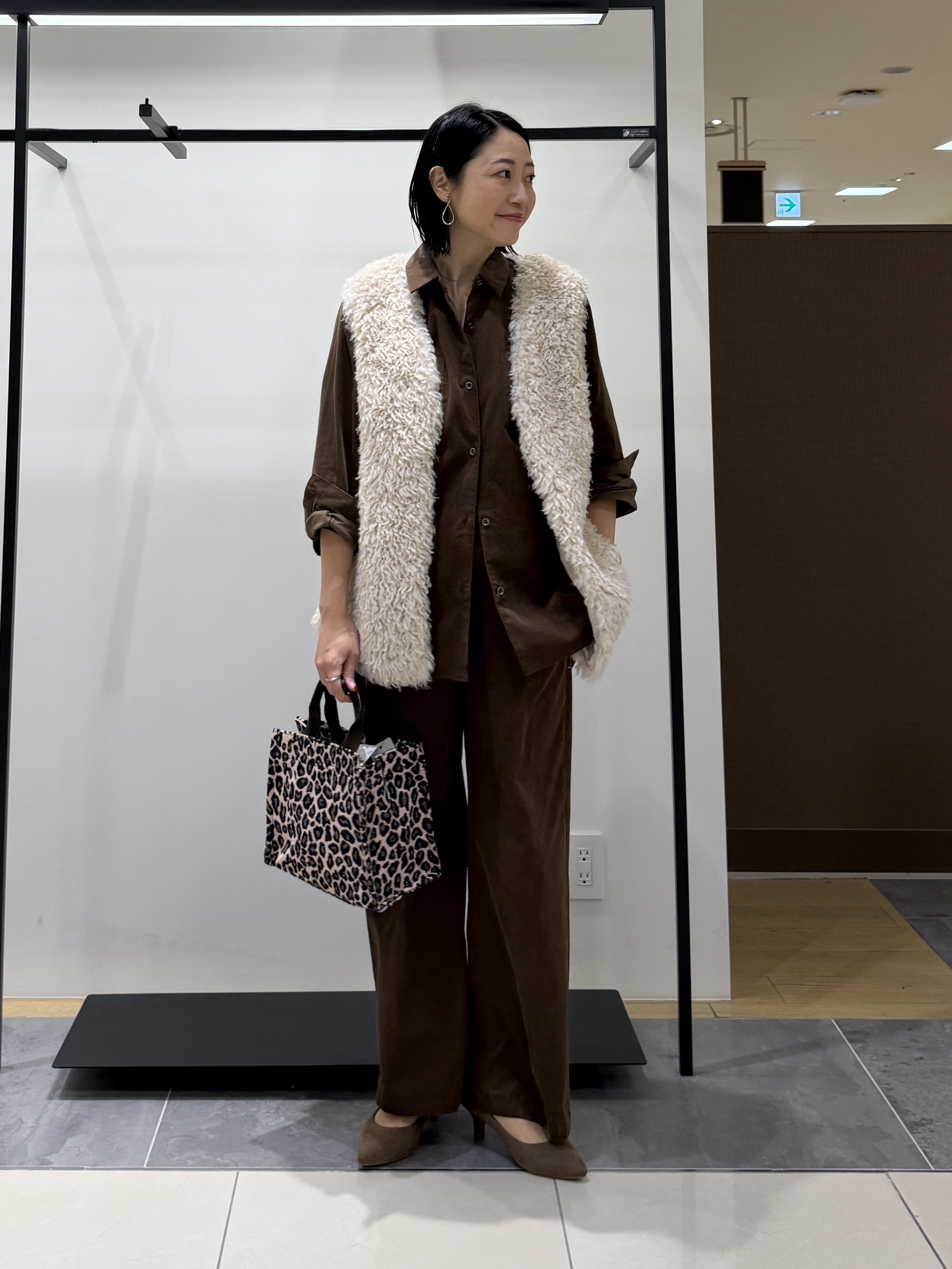 shihoさんの「INDIVI｜【羽織るだけでお洒落】カールエコファー ジレ」を使ったコーディネート