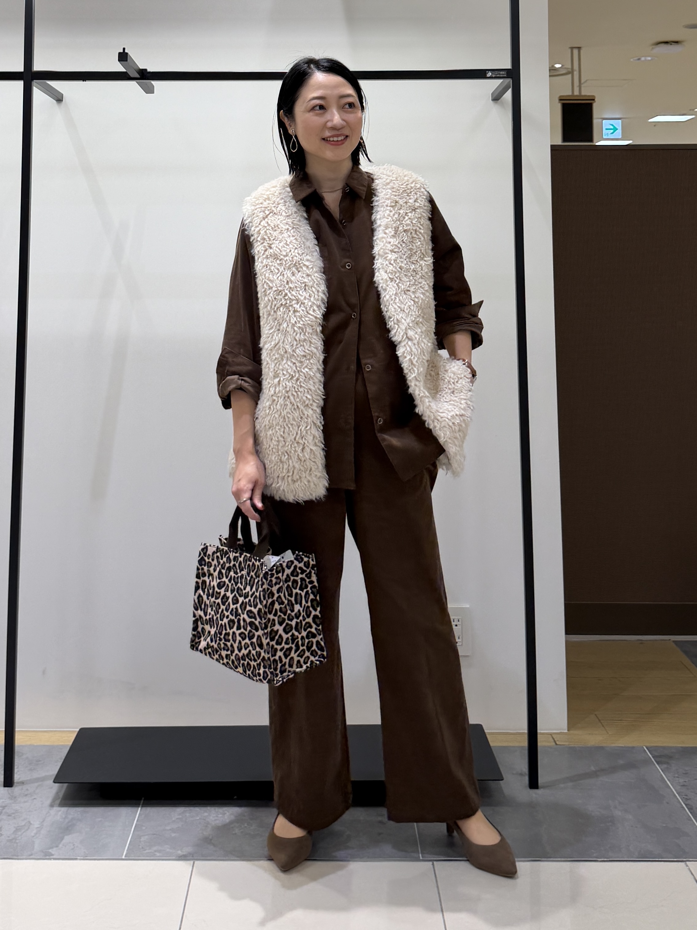 shihoさんの「INDIVI｜【羽織るだけでお洒落】カールエコファー ジレ」を使ったコーディネート
