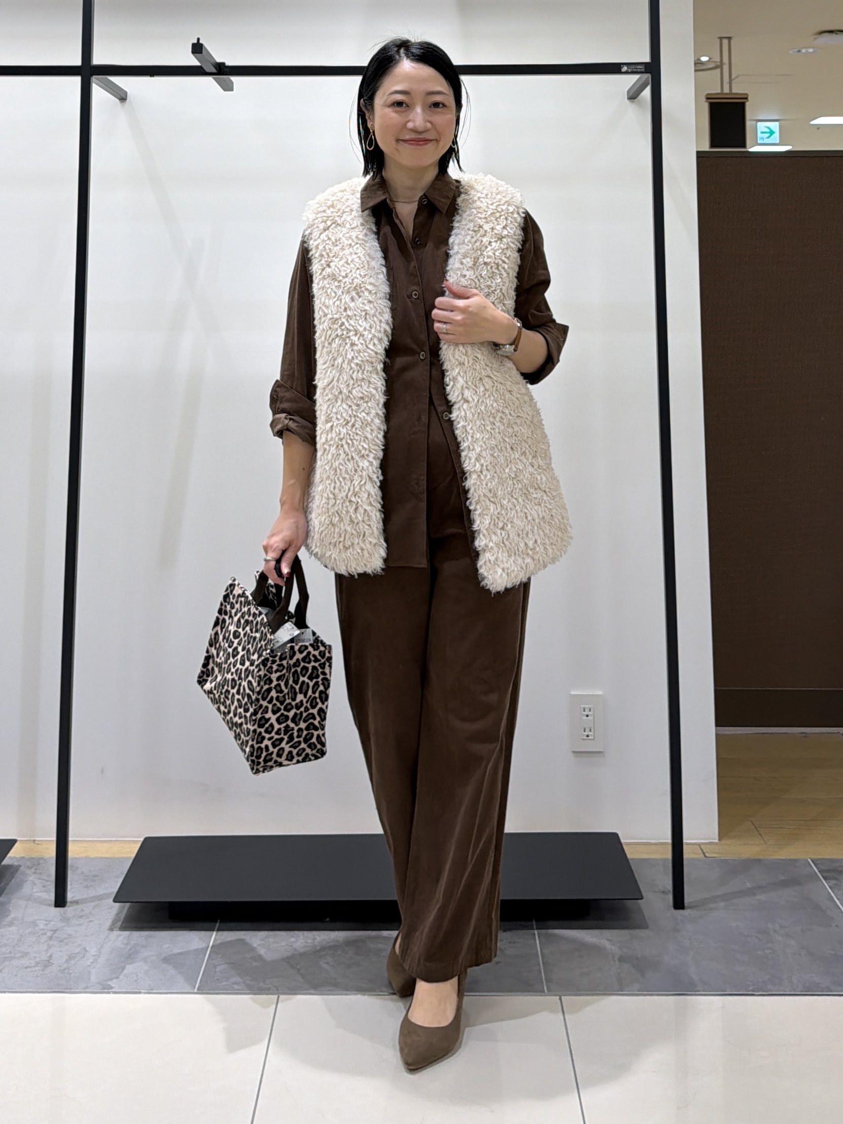 shihoさんの「INDIVI｜【羽織るだけでお洒落】カールエコファー ジレ」を使ったコーディネート