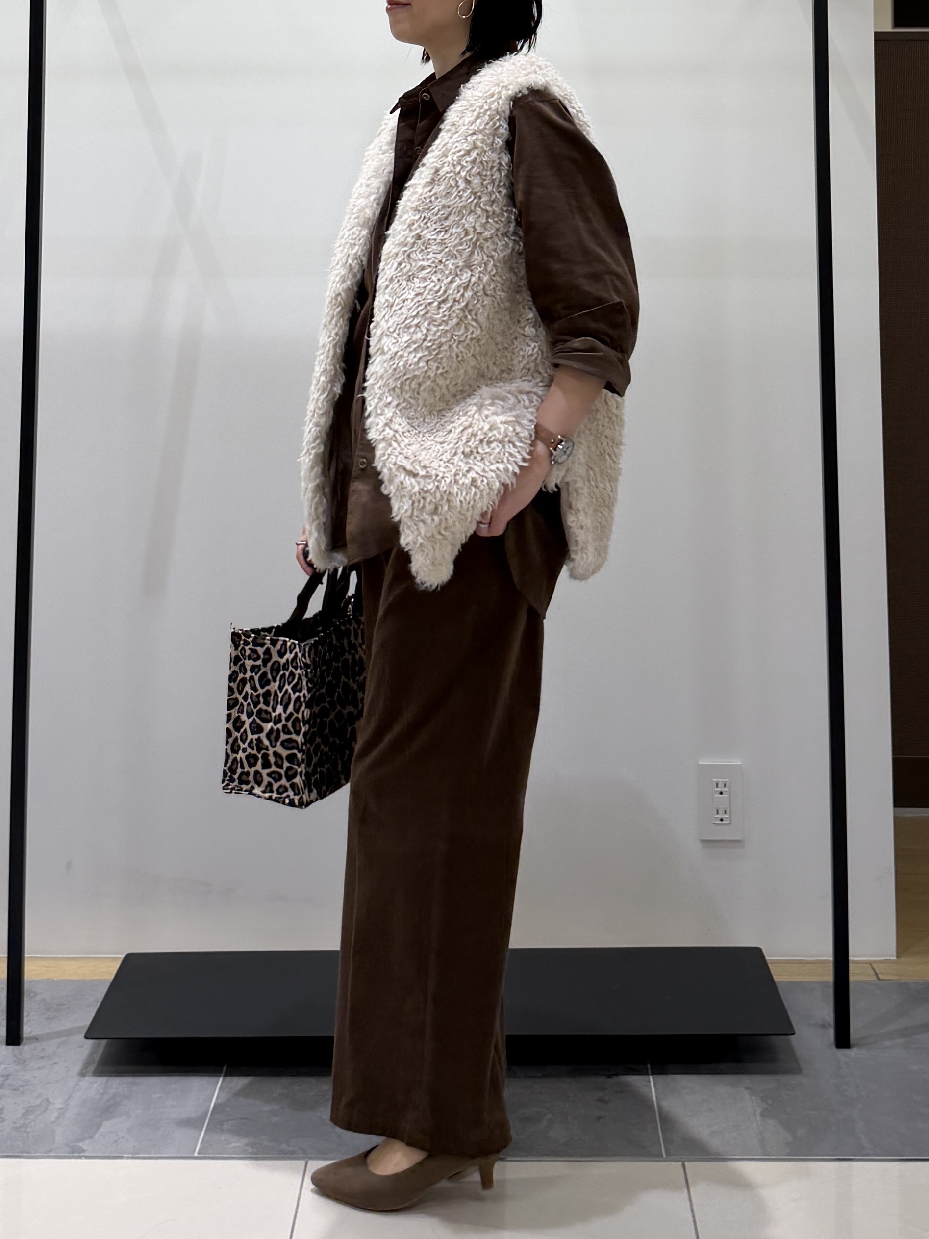 shihoさんの「INDIVI｜【羽織るだけでお洒落】カールエコファー ジレ」を使ったコーディネート