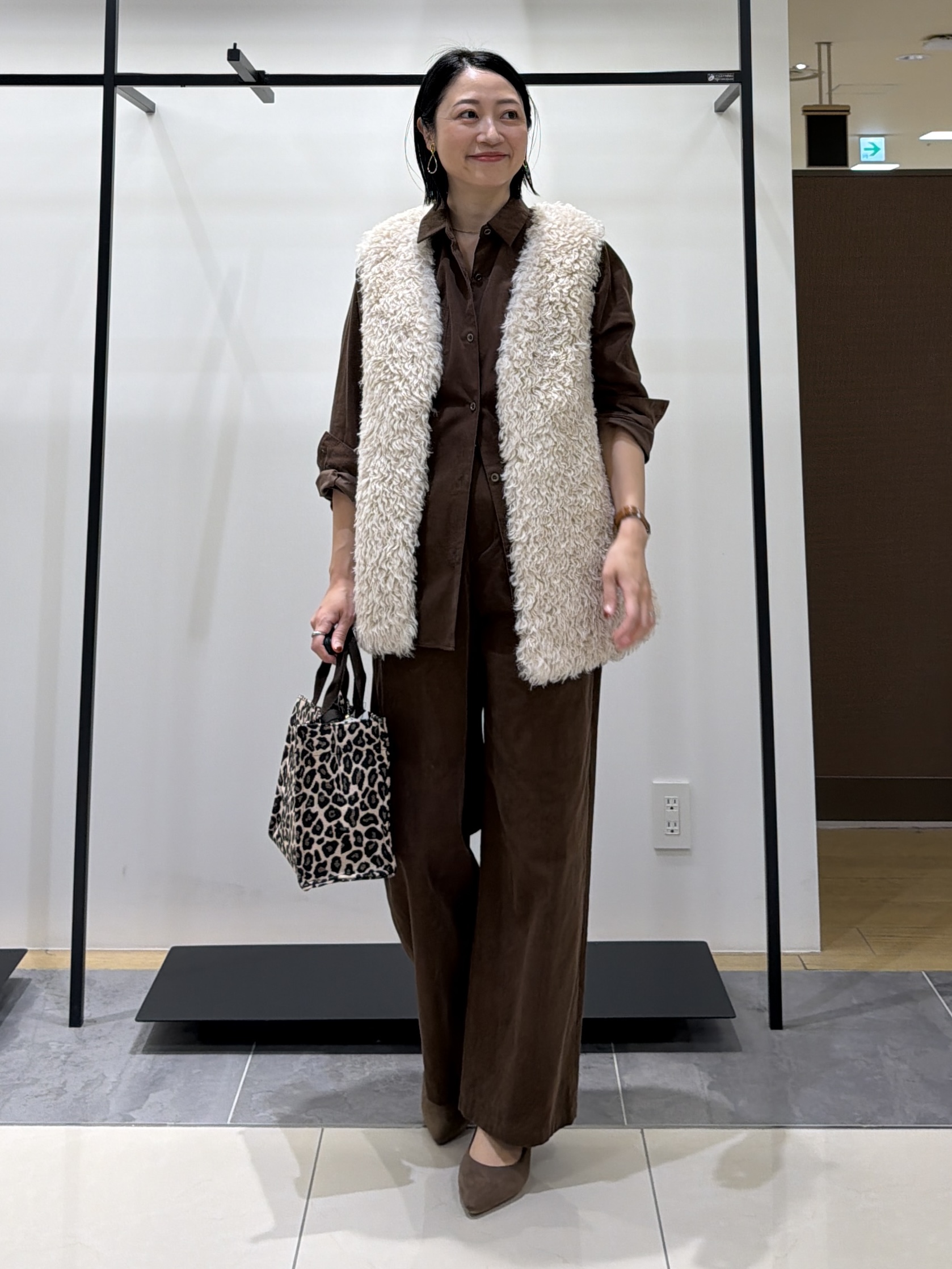 shihoさんの「INDIVI｜【羽織るだけでお洒落】カールエコファー ジレ」を使ったコーディネート